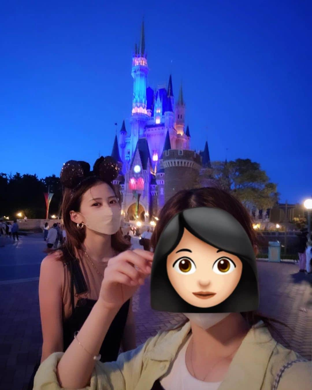 森下真依のインスタグラム：「この写真を見てカチューシャを逆につけていることに気がついた笑  #disney #disneyland #ディズニーランド #カチューシャ #ディズニーコーデ」