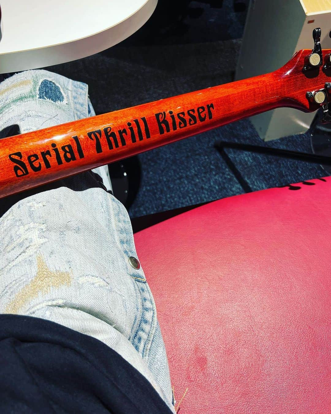 今井寿さんのインスタグラム写真 - (今井寿Instagram)「#🎸 #🎤  SERIAL THRILL KISSER 🦇  🧛‍♀️恐怖の連続キス魔🧛‍♂️  #serialthrillkisser #シリアルスリルキサー #吸血鬼 #🧛‍♂️ #🧛‍♀️ 〜〜〜 #recording #ギターネック  #櫻井敦司 #ヤガミトール #樋口豊 #星野英彦 #今井寿 #imaihisashi #guitar #bucktick #bt #peace #✌🏻 #🌈🌈🌈🌈🌈🌈🌈 #アブラカダブラ #ABRACADABRA #🔮🙏🏻 #御守り」9月4日 22時36分 - bucktick_imai