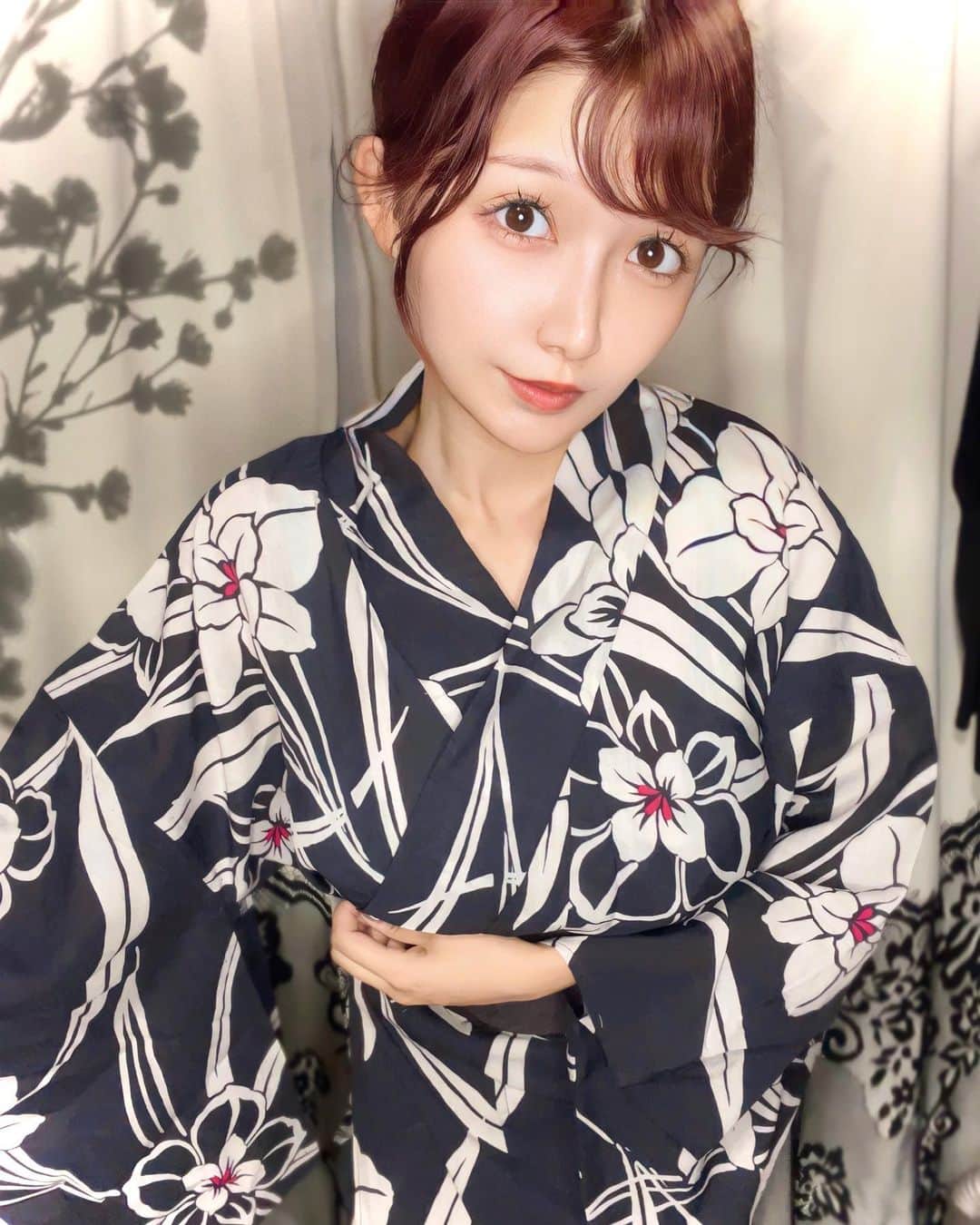 佐々木梨乃のインスタグラム：「👘🎆🎇   #和装 #浴衣 #私服 #和服 #👘  #着付け #日本文化  #着物  #💜 #浴衣コーデ  #ポートレート #メイク #撮影 #一眼レフ #カメラ  #久々の  #たまに着たくなる  #着付け師  #まつエク   #ootd  #ootdfashion  #instastyle   #今日のコーデ  #おしゃれ #styleinspo」
