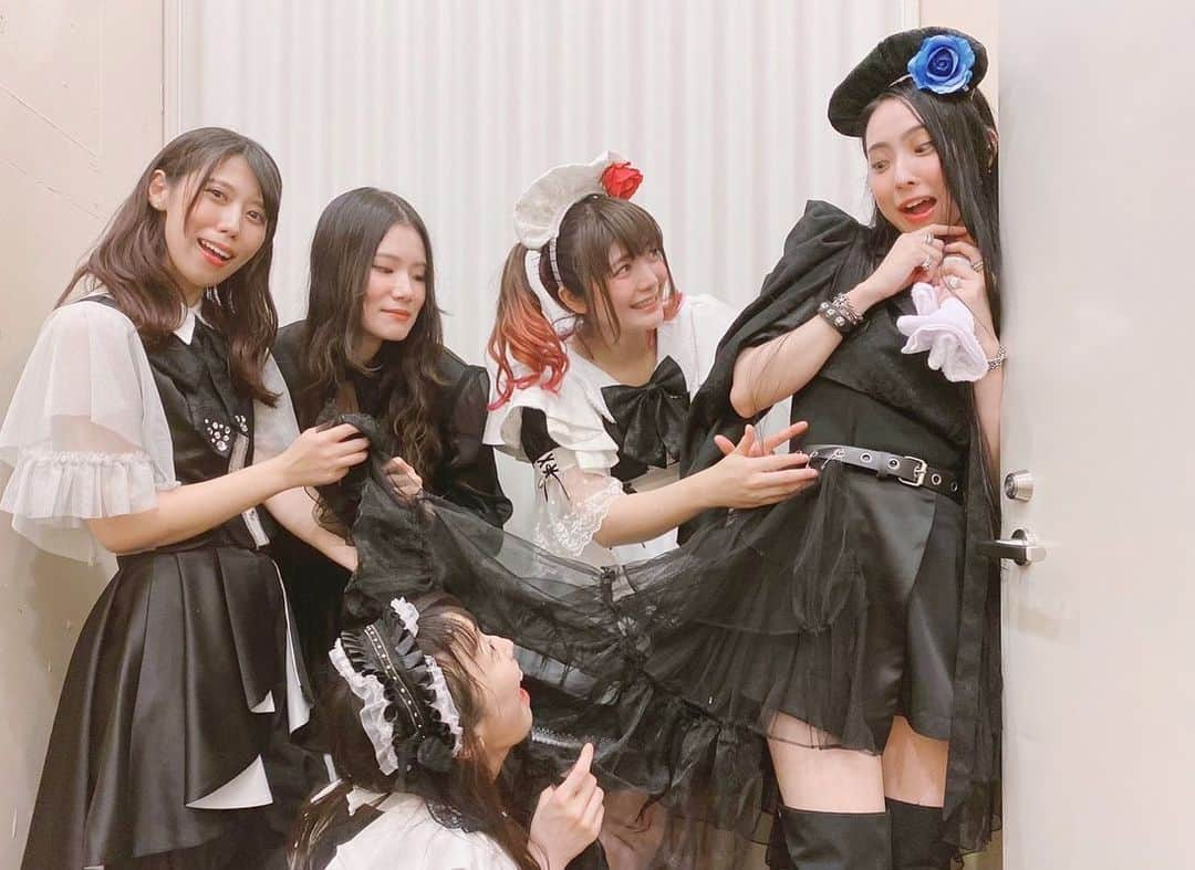 遠乃歌波のインスタグラム：「昨日はBAND-MAID PRE US OKYUJI in JAPAN 宮城・SENDAI にご帰宅いただきましてありがとうございました✨  開演が20分も遅れてしまってごめんなさいでした・・ 今思うとアナウンスが出来ればよかったのに・・ てんやわんやのてんやわんやでした・・(´；ω；｀)  なにがあったかと言うと リハが終わり、準備準備〜お着替えお着替え〜♪と思ったら  さいちゃんのスカートに付けるヒラヒラが！！ “””無い・・””””  「スカートに付けるヒラヒラを付けないでお給仕をしますか？」というお話もあり、  (「それはめっちゃいいですね、眼福ですね、最高ですね。」)  と個人的には思っていましたが、  さいちゃんのスカートは (有難いことに)とても短いので  ステージの前に出るとちょっと・・となりまして、、  確かにそれは色々はわわ・・(･ω･三･ω･)なので、  急遽「作りましょう！」となりました！  さいちゃん先生に縫うところを指示していただいて、 とにかくとにかく私は縫いました！！ (お母様、お裁縫を教えておいてくれてありがとうございました。すべてはこの時のためにだったんですね！)  そしてスタッフ、メンバーでなんとか仕上げられました(´；ω；｀)!!  メンバーはこれのおかげで緊張がほぐれた&気持ちの一体感がもうすでに出来上がった状態でステージにあがることができました！  もうこれは、一生忘れない仙台での思い出となりました(*´꒳`*)  しかし今後はこのような事がないように、メンバー・スタッフ一同頑張ります！！！！！ 何卒何卒、引き続き応援よろしくお願いいたします💕  There was an accident at the concert yesterday. We've run out of clothes to put on Saiki's skirt. So, just before the concert started,  We hurriedly handcrafted the costume. It was difficult, but it became a good memory💞  #bandmaid #japaneserock #rock #prsguitar #prs」