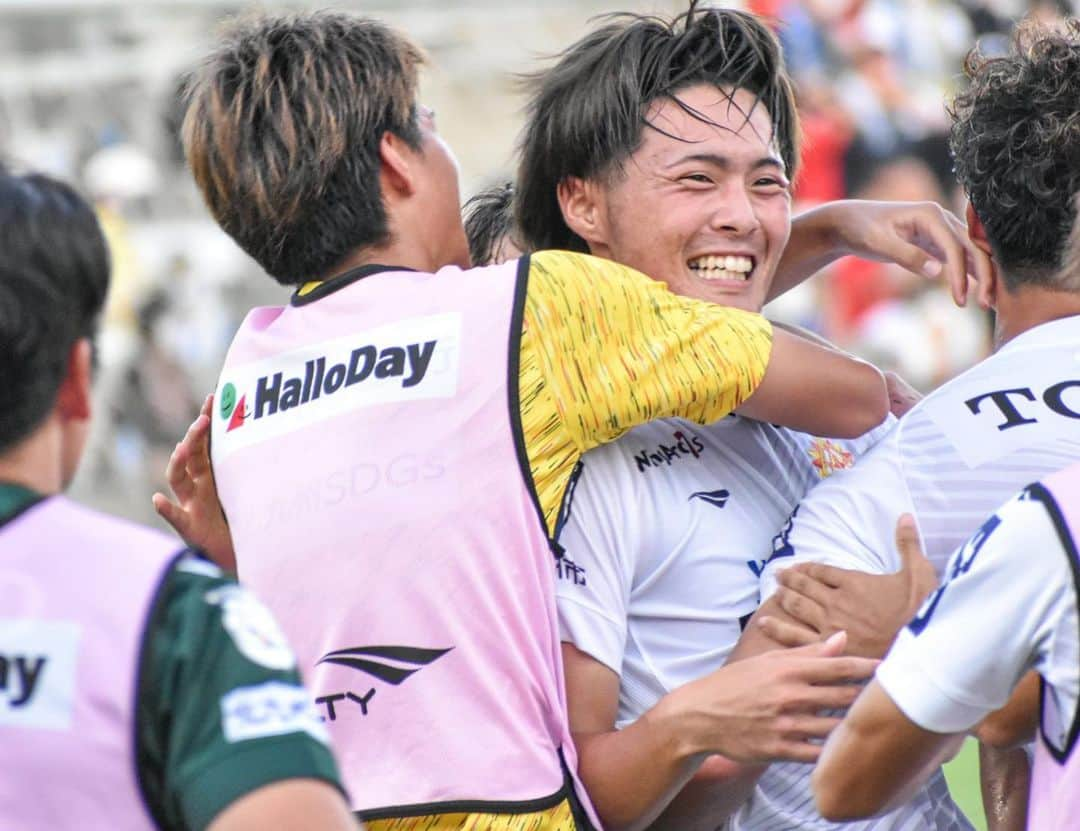 長谷川光基さんのインスタグラム写真 - (長谷川光基Instagram)「. vs FC今治　3-2  全員で掴んだ勝利。 次も絶対勝つ。  応援ありがとうございました！  #ギラヴァンツ北九州 #20 #やす首絞めてごめん笑 #つい嬉しくて絞めすぎた #たけくんおかえり」9月4日 23時02分 - kouki.0427