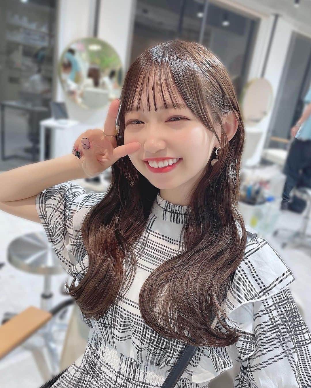 畑美紗起のインスタグラム：「めためた笑顔なの失礼します…🐶♡  カラーと前髪カット💇🏻‍♀️ いつもありがとうございます🌷 @yamato_takumi   #夏コーデ #ファッション #ファッションコーデ #髪型 #ヘアアレンジ #今日のコーデ #畑美紗起 #夏 #ヘア #ヘアカラー #ヘアアレンジ #fashion #pr #fashiongram #fashionista #ootd  #ootdfashion  #instafashion #dailylook #hairstyle #outfit #hair #japanesegirl #japanese #みちゃしふく」
