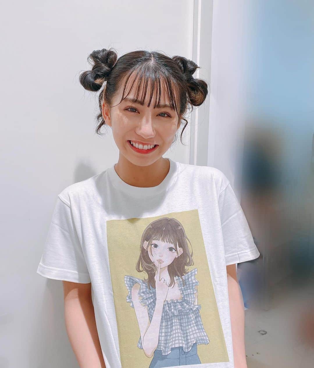 のインスタグラム：「名古屋パルコで開催中の デジタルアートの美術展♡  #出現画廊其ノ弐   @tamori_www さんとの ステキなコラボ♡  描いていただいたイラストの グッズもたくさんあります♪  オンラインでも販売しているので ぜひゲットしてね〜✌︎  今日、TEAMSHACHIの 公式YouTubeチャンネルで配信した中には重大発表もあるよ☺️ アーカイブチェックしてね〜っ  今日の髪の毛はリボンヘア 可愛くしてもらった〜🎀  #名古屋パルコ#中京テレビ#出現画廊#TEAMSHACHI#坂本遥奈#japanese#japanesestyle #japaneseidol #idol #fyp#instagood #instafashion #instalike #japan #followme #ヘアアレンジ#リボンヘア」