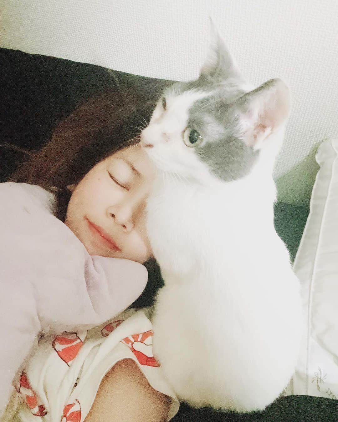 坂口杏里のインスタグラム：「長文になる為、投稿という形を取らせて頂きました。ご了承下さい。  離婚騒動の件についてですが、私がptsdの病気を持ちながら怒鳴り狂って罵声をあびたり、物にあたる行動が恐怖なのと金銭のトラブルがあるにも関わらず、もうだめだ。 と思い約1週間程の別居生活を取る形になりました。 別居生活を始めた当初、私は「離婚」一択でしたが、初めて夫から離れ、夫の所から外れた高円寺で働くようになりました。  ビックリしたのはお姉さんが営業中高円寺に離婚届まで届けに来て、「離婚したいんだよね？離婚したいんだよね？」と言われ、「はい」と答え 後々お姉さんは 「杏里ちゃんが暴れてくれると思ったんだよね！笑」 旦那のお店のオーナーには 「ままごと夫婦ですからねー笑」と言われ悔しく、とても悲しかったです。  家族、自分の為に一生懸命お酒飲んで売り上げもたてていて けどそういった言葉により ストレスで具合も悪くなり１日5食以上食べて吐いてしています。 言葉一つでここまで追い込まれるならその何倍も私は気をつけなきゃいけないと思いました。  ひとまず旦那と離れ私も冷静にこれまでのことを振り返って考えることが出来ました。 夫の方も、離婚をする方向で進めていたようですが 離婚届を目の前にした時から、私の中で夫に向けて混み上がるものがありました。離婚したくないと。 そして離婚協議当日、その場に向かう時のタクシーの中で、「もう本当に終わってしまうんだ」とその時になってから夫と沢山笑い合った日が蘇り、必死に涙を堪える自分が居ました。 ですが、離婚を拒んだのは夫も同じでした。それが凄く嬉しかったです… 夫も夫で、夫の周りから離婚以外の選択は無いと追い込まれていたそうです。 それでも夫は、私と夫婦で居ることを選んでくれました。  それから私達は心を改め 前に進む為に、仕事も勤務時間もバラバラですが、それぞれで頑張ることになりました。  SNSに関しましては これまでのように 感情的になって互いのことを 投稿するのはもうやめにしようと約束しました。  しばらくの間、先日私が開設した YouTubeもお休みする形も取らせて頂きましたが、また落ち着いた頃に投稿するつもりです。  最近投稿した私の怪我についてですが、お互いにお酒で酔っ払った状態で一緒に歩いている際に、二人でバランスを崩し私が転倒し、右足の指全体の皮膚が掠れて、小指の爪は全て剥がれ、足首全体まで打撲を負う怪我となりました。 それもこれも、私と夫に寄る不注意です。  今はとにかく、夫婦で頑張っているところですので、どうか温かい目で見守って頂けたら幸いです。  最後までお読み頂き ありがとうございました。」
