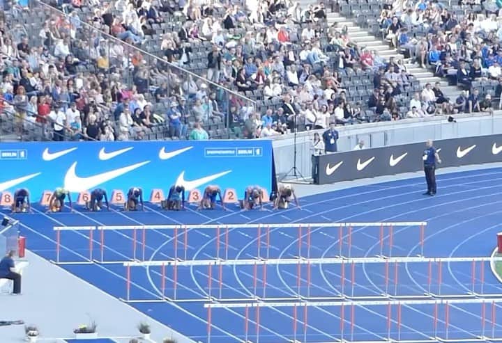 泉谷駿介のインスタグラム：「ISTAF🇩🇪 13.26 ４着  会場の雰囲気最高！ゴールする時炎熱い！花火急に上がってびっくりした！インターバル詰まりすぎた！ が今回の感想です。笑  世界選手権チャンピオン　ホロウェイ選手と写真取れて良かったです💪  今シーズンこれにてハードル終了🖖🏻 ありがとうございました🥳🔥」