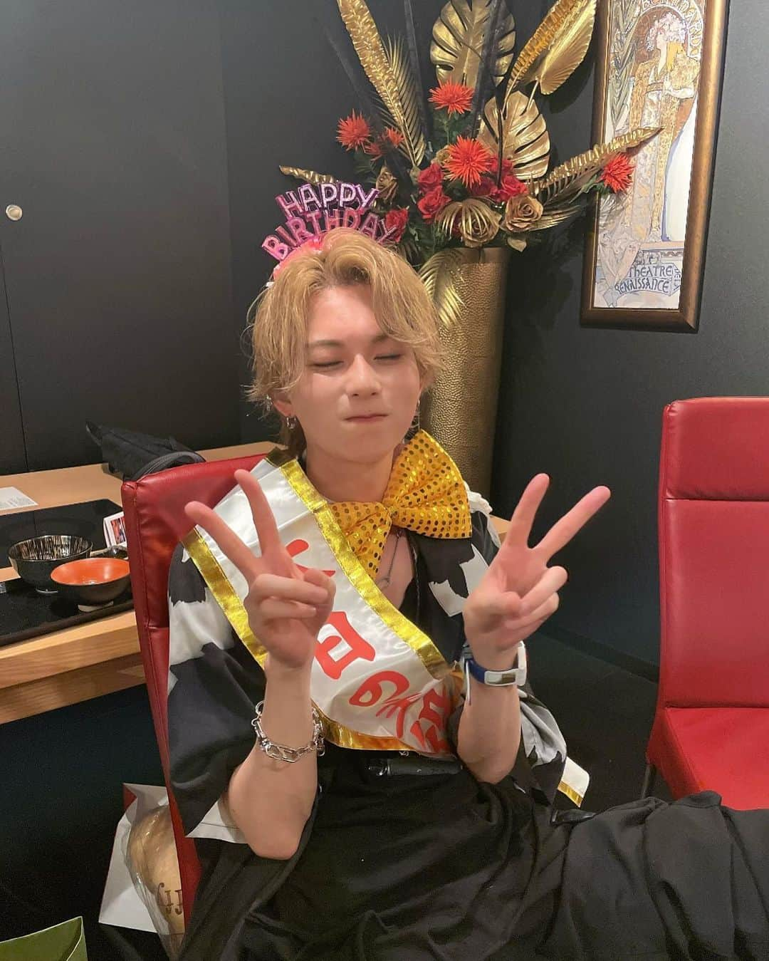 正宗幹也（みっき〜）のインスタグラム：「･ 27歳の誕生日を迎えました😌 こんな尊敬できる素敵な人たちに囲まれて僕は本当に幸せ者です。 いつも支えてくれるみんなにも感謝です。 絶対にネクステでトップに、そしてヒカルさんをキングにします。 みんな大好きです🫶🏻🫶🏻🫶🏻🫶🏻🫶🏻🫶🏻🫶🏻」