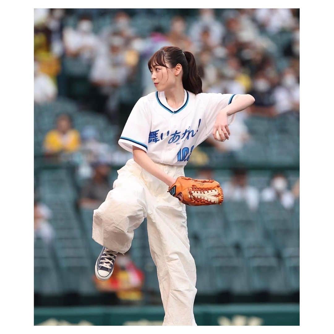 福原遥のインスタグラム：「. 野球の聖地、そして#阪神タイガース の本拠地の「#阪神甲子園球場 」で、 プロ野球 #セリーグ の＃阪神タイガース vs#読売ジャイアンツ 戦にて#ファーストピッチセレモニー をさせて頂きました⚾️ 神聖なマウンドに立たせていただき、凄く緊張しましたが、とても素敵な経験をさせて頂けて、夢のような時間を過ごさせて頂きました！ この感動はずっと忘れません✨ 本当にありがとうございました！  皆さん一緒に応援していきましょう📣  #甲子園 #舞いあがれ！ #放送開始10/3」