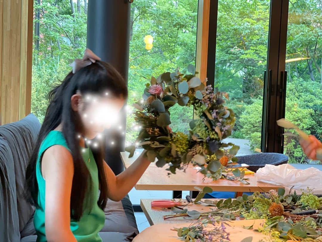 三浦瑠麗さんのインスタグラム写真 - (三浦瑠麗Instagram)「娘が友だちのお誕生日会で作ったリース。南半球の雰囲気のある花材を土台にワイヤーで巻き付けていく。 わたしもひとつ、作りました。とっても癒される時間でした。」9月5日 10時33分 - lullymiura