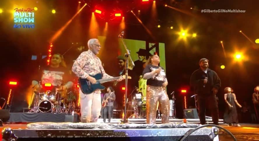 Preta Gilのインスタグラム：「Amores, acabei de fazer uma participação especial junto com o meu filho @franciscogil no show do meu pai @gilbertogil aqui no @rockinrio!!! Além de ser uma celebração em família, comemoramos seus 80 anos!!!  Foi lindo sentir a energia dessa multidão!!! ❤️  E ainda fiz uma homenagem ao meu irmão Pedro (In Memoriam), que tocou no palco do Rock In Rio de 1985, com 15 anos de idade!!! Ele sempre está e estará presente conosco!!! Muita emoção!!!  #RockInRio」