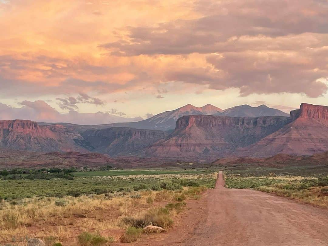 ブリット・マーリングのインスタグラム：「the road home」