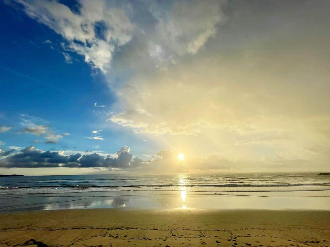 ogapiiiiiさんのインスタグラム写真 - (ogapiiiiiInstagram)「今朝6時頃の虹と海🌈🏖  連日台風の影響で豪雨が続き、あちこちで冠水していましたが、今日は久しぶりの太陽🌞✨✨  と思ったら、この後豪雨でした☔️  #shimastagram #kankomie #mie #三重県 #伊勢志摩 #志摩市 #絶景伊勢志摩 #国府白浜 #国府の浜 #阿児の松原海水浴場 #海 #日の出 #絶景 #ノンフィルター #田舎生活 #田舎暮らし #大自然 #vistmie #かき氷  #海水浴 #2022年夏 #summer #スローライフ #暮らしを楽しむ #フォトジェニック伊勢志摩 #虹 #しま夏」9月5日 6時57分 - ogapiiiii