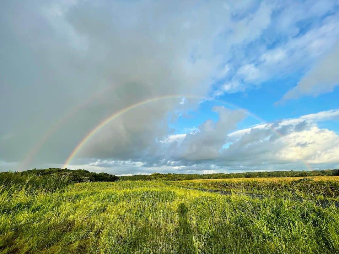 ogapiiiiiのインスタグラム：「今朝6時頃の虹と海🌈🏖  連日台風の影響で豪雨が続き、あちこちで冠水していましたが、今日は久しぶりの太陽🌞✨✨  と思ったら、この後豪雨でした☔️  #shimastagram #kankomie #mie #三重県 #伊勢志摩 #志摩市 #絶景伊勢志摩 #国府白浜 #国府の浜 #阿児の松原海水浴場 #海 #日の出 #絶景 #ノンフィルター #田舎生活 #田舎暮らし #大自然 #vistmie #かき氷  #海水浴 #2022年夏 #summer #スローライフ #暮らしを楽しむ #フォトジェニック伊勢志摩 #虹 #しま夏」