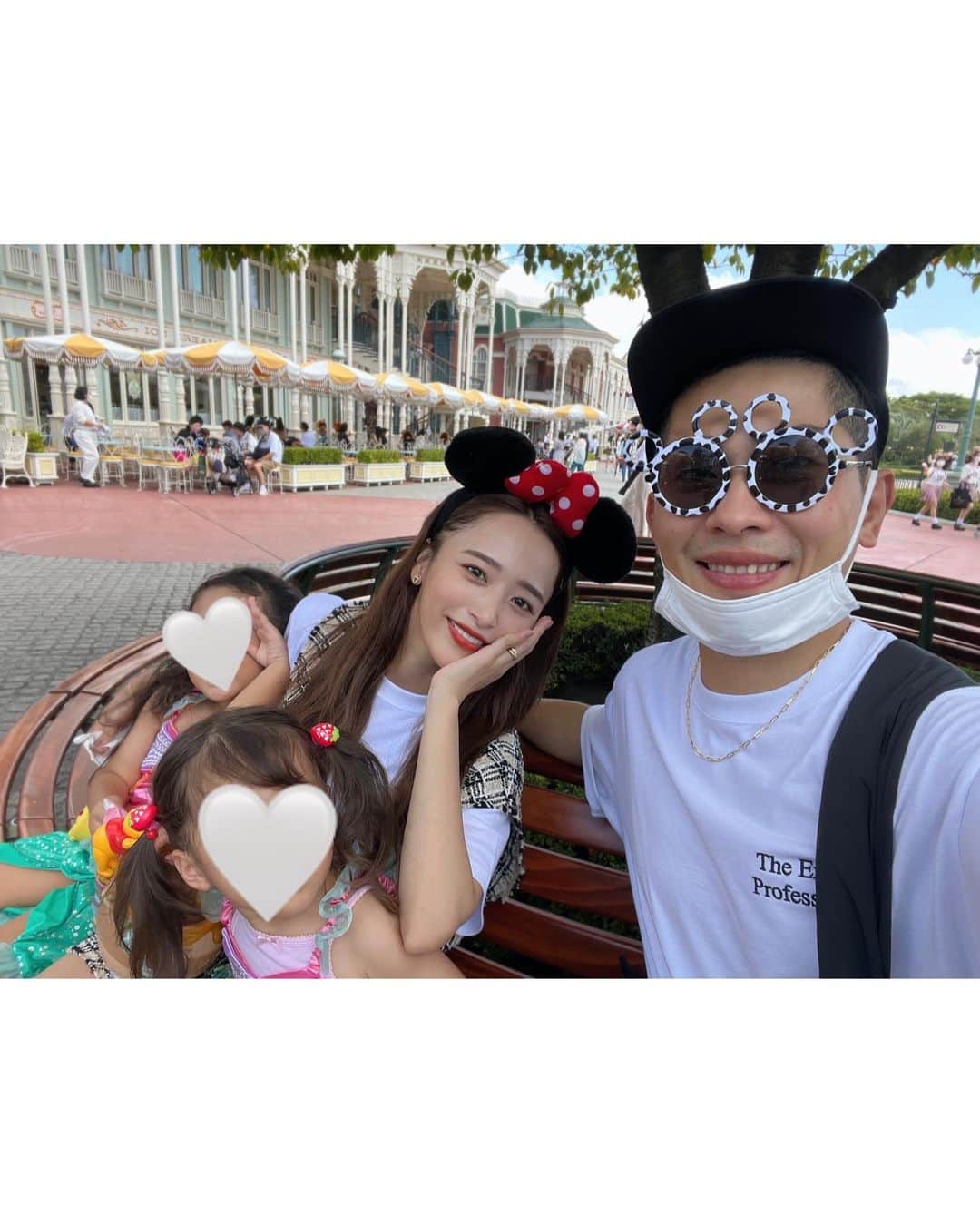 近藤千尋のインスタグラム：「おはようございます💕☺️  今日は結婚記念日🤍🤍 結婚して７周年だ、、😘 早いなぁ。。笑  朝は家族でディズニーランドへ🥰 予想外に暑すぎて暑すぎて😂  でも久々に行った夢の国は 夢の国でした、、🥹笑  今回は二人ともアリエルで行きました🥰 私はもう何年も付けている ミニーちゃん持参。笑  夜は夫婦でお鮨屋さんへ🍣 結婚記念日とお互いの誕生日だけは 二人でディナーと決めている私たち👫  ７年間広すぎる心でいつも そばに居てくれてありがとうね🥹  付き合った頃と何も変わらないねぇと 昨日も話していた太田夫婦ですが、笑 (少しは成長できているのか？笑) ８年目もよろしくおねがいします🥰  急遽二人の写真撮ってない！ってご飯の後に 道路で撮った写真を添えて。笑」