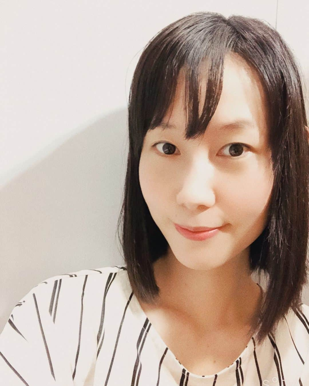 中嶋佳子のインスタグラム：「今日は朝からインナーものの撮影。現場に早く着きすぎて駅で時間つぶし…も限界に達してきた笑 今日は主人が有休が取れるというミラクルが起こったので、保育園のお迎え考えずにお仕事に集中できます！嬉しい！有難い！ とは言え、順調に進みますように… そろそろ移動しよう . #中嶋佳子 #女優 #役者 #actor @yoshiko_world #japaneseactors #すっぴん加工 #許して  #早朝  #男の子ママ #女の子ママ #姉弟ママ #すっぴん #撮影 #子どもたちありがとう #主人が #有休とれた 眉なし」