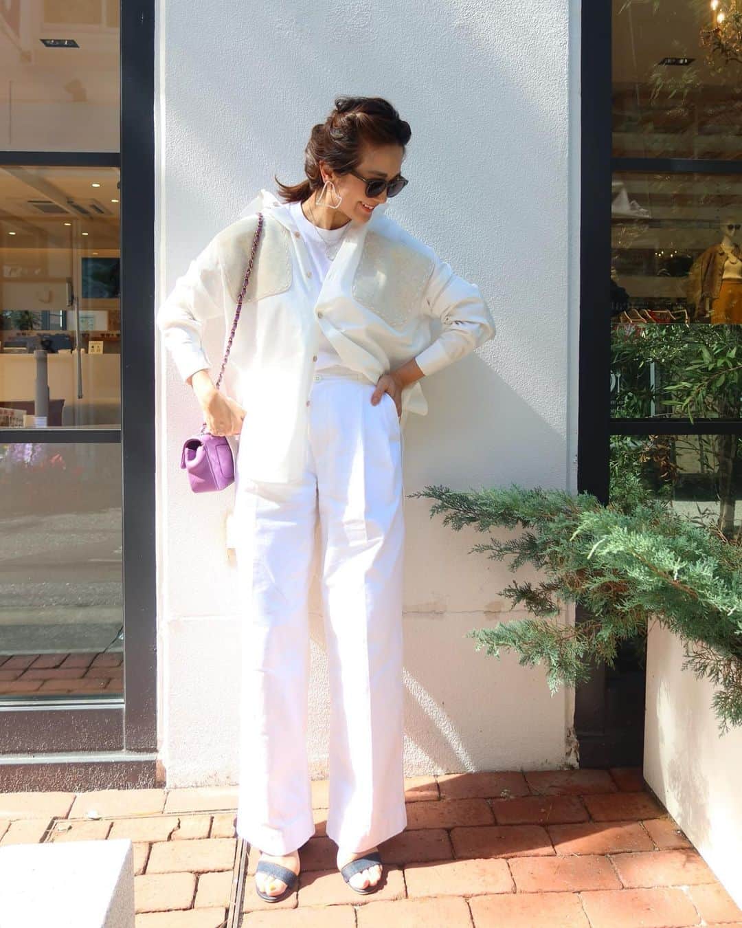 Mai Wakimizuのインスタグラム：「秋のwhiteコーデ＼(^o^)／シャツを羽織った瞬間に全身whiteでも秋モードにシフト出来ちゃう♡予約販売は終わってしまったけど、実際に着れる時期に通常販売も予定しているので是非♡インナーはお馴染みのデザインタグシリーズ！ shirt:#linkable @linkable_official(9月末通常販売予定) pants:#linkable @linkable_official」