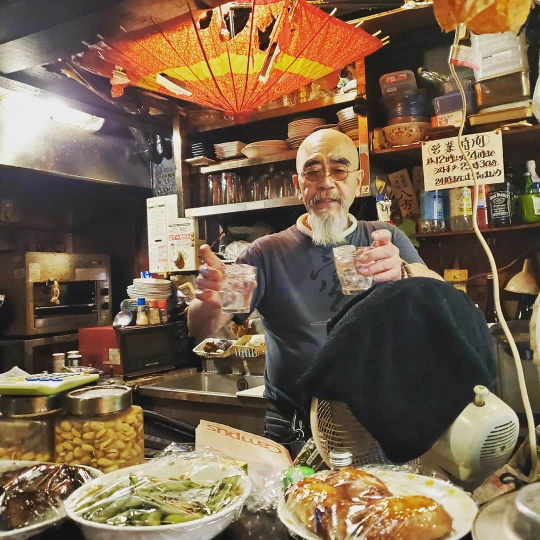 水嶋友香さんのインスタグラム写真 - (水嶋友香Instagram)「吉祥寺ハーモニカ横丁でセンベロ😋 【奄美】紅さんごのモヒートと角煮旨し🤤 【万両】え、オーナーじゃないの？30年近くバイトしてるって話、黒霧島ロック 【エイヒレ】店内が可愛い💠日本酒🍶魔斬初孫 【モスクワ】3Fテラス席が素敵、ハイネケン生 こりゃはしご酒しちゃいますね😅  行ったとこ席チャージ無し、タバコ吸える💮 狭い路地裏、多国籍な方々、独特な店の造りとても楽しかったです😁✨  #吉祥寺 #吉祥寺グルメ #吉祥寺飲み #kichijoji #ハーモニカ横丁 #吉祥寺ハーモニカ横丁 #せんべろ #はしご酒 #昼飲み #喫煙可能店」9月5日 9時24分 - yukachin.0505