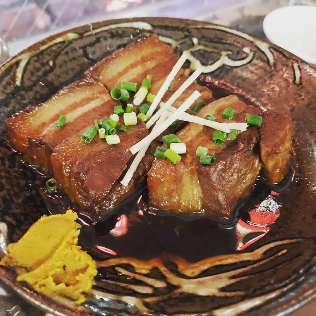 水嶋友香さんのインスタグラム写真 - (水嶋友香Instagram)「吉祥寺ハーモニカ横丁でセンベロ😋 【奄美】紅さんごのモヒートと角煮旨し🤤 【万両】え、オーナーじゃないの？30年近くバイトしてるって話、黒霧島ロック 【エイヒレ】店内が可愛い💠日本酒🍶魔斬初孫 【モスクワ】3Fテラス席が素敵、ハイネケン生 こりゃはしご酒しちゃいますね😅  行ったとこ席チャージ無し、タバコ吸える💮 狭い路地裏、多国籍な方々、独特な店の造りとても楽しかったです😁✨  #吉祥寺 #吉祥寺グルメ #吉祥寺飲み #kichijoji #ハーモニカ横丁 #吉祥寺ハーモニカ横丁 #せんべろ #はしご酒 #昼飲み #喫煙可能店」9月5日 9時24分 - yukachin.0505