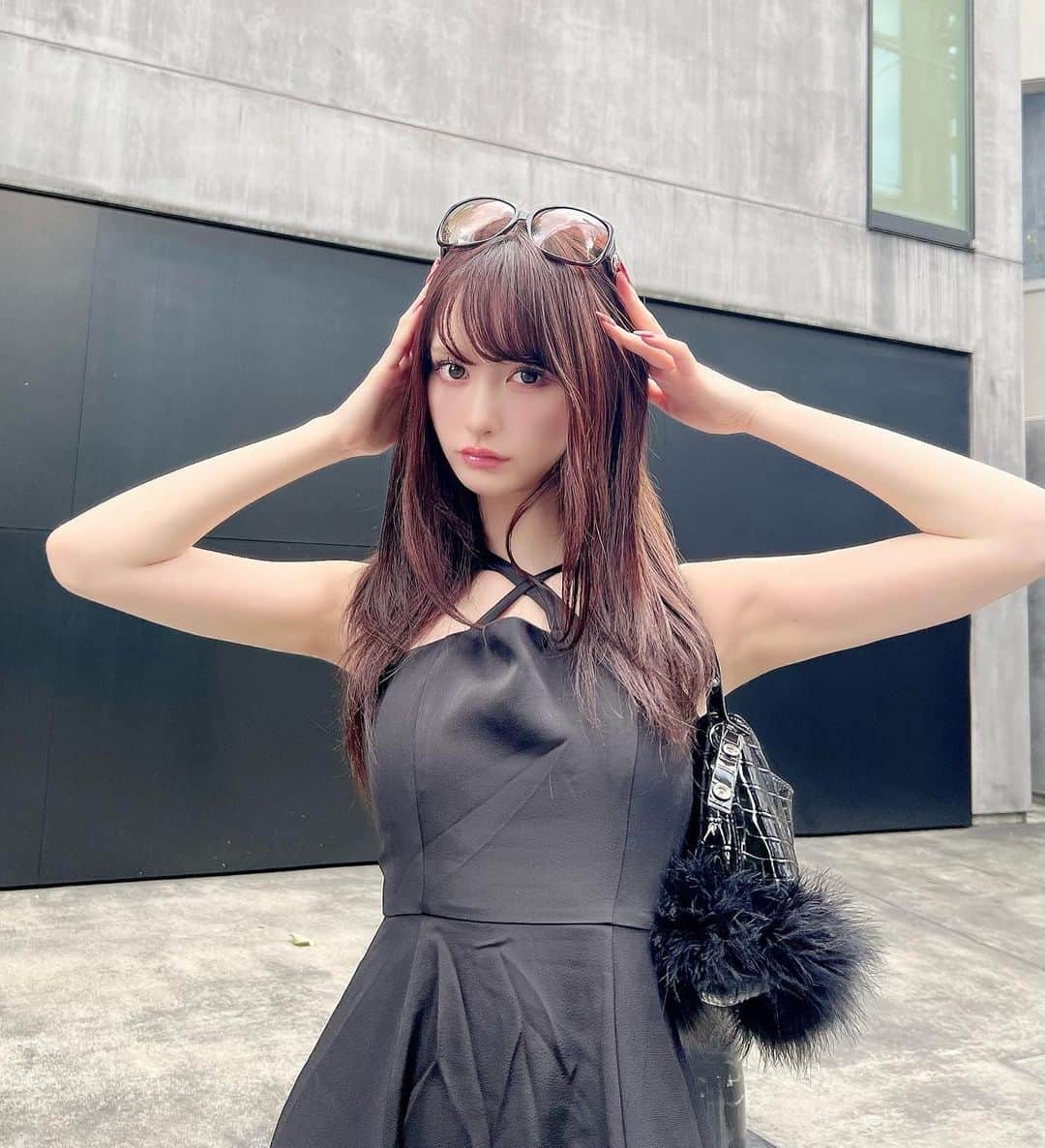 山本望叶のインスタグラム：「髪の毛色落ちして、なんか赤っぽくみえる...？😦  #ootd #code #コーデ #夏服 #サングラス #ロングワンピース #ブラックコーデ #モノトーンコーデ #juicycouture #meltthelady #fictiontokyo」