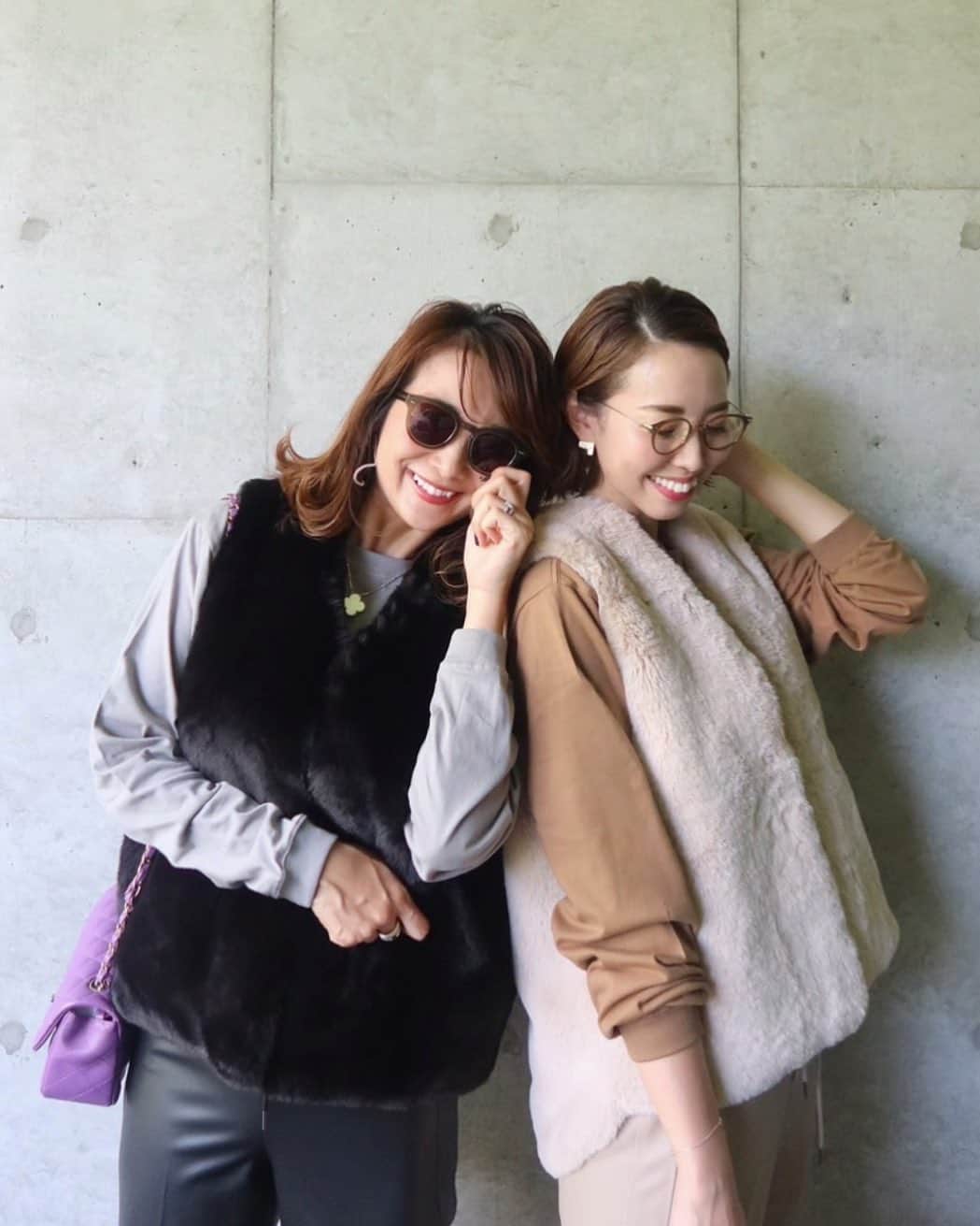 Mai Wakimizuのインスタグラム：「shinkaとの久しぶりの2ショットは双子コーデで♡エコファージレにタグロンTにエコレザーパンツ、ぜーんぶ今週発売！特にエコファージレはスタッフ揃って大絶賛♡この秋冬の制服になりそう＼(^o^)／ gilet&tops&pants:#linkable @linkable_official(今週8日〜予約販売予定) #wakkinstyle#ootd#coordinate」