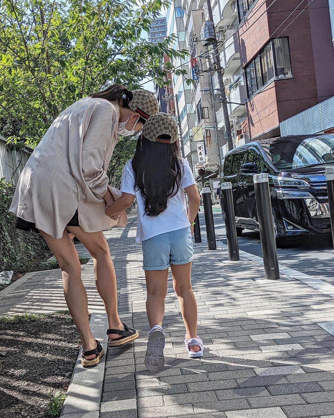 才賀紀左衛門のインスタグラム：「娘は絵莉にべったりなので最近悔しい #家族 #親子 #子供 #娘 #子育て #パパ #ママ #妊娠9ヶ月 #妊婦 #リンクコーデ」