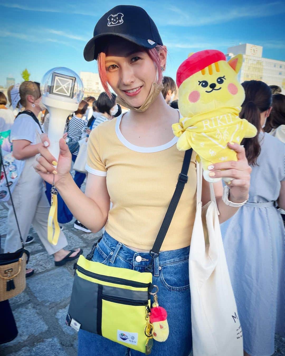 加藤優のインスタグラム：「.  先日、推し活してきました！！！！！  NiziU最高…！！ リクちゃん最高…！！ 一生推します🐿💛  #niziu #withu #lightitup #RIKU #リク #大江梨久 #リクペン #リチュ #richu #推し #推し活 #推し事 #推しネイル #推しネイルカラー」