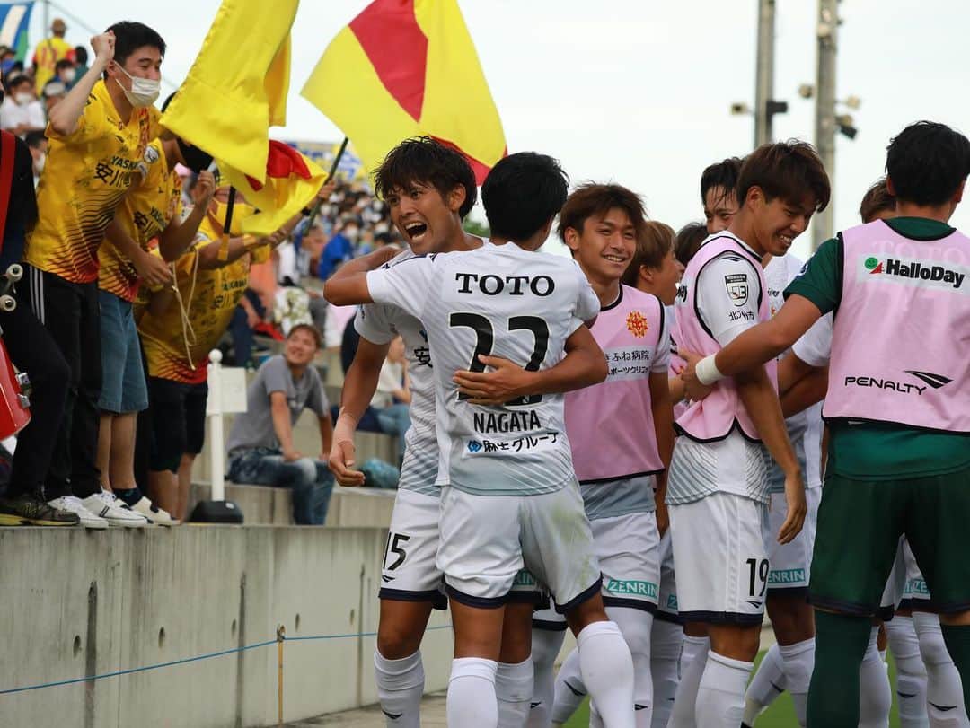 永田拓也さんのインスタグラム写真 - (永田拓也Instagram)「. 久しぶりのリーグ戦出場。  3連敗中の厳しい状況の中、バラバラにならず団結して必死になって闘えた結果だと思います。  試合に勝つことは本当に嬉しい。 なによりチームメイト、サポーターの皆さんと喜びを分かち合う瞬間は最高な時間だと改めて感じました。  次はホームで喜びを分かち合いましょう！ これからも僕達に力をください！！  今節もギラヴァンツ北九州を応援してくださるみなさんありがとうございました💪🙇‍♂️  一喜一憂せずにまた練習から全力で取り組みたいと思います。  #カミヤスNICEゴール#団結 #jleague#jリーグ#soccer#football#DAZN#NIKE#nike#ギラヴァンツ北九州#giravanz#22#永田拓也#北九州#kitakyushu#ｆc今治」9月5日 20時07分 - takuya__nagata