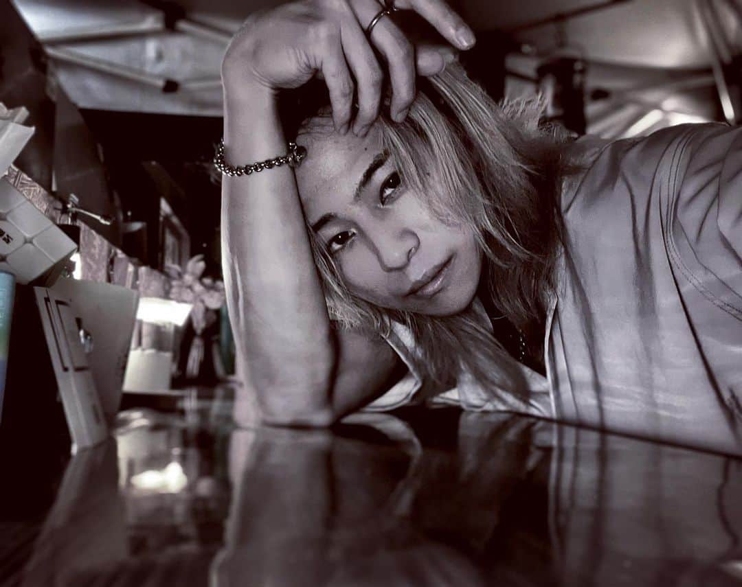 のインスタグラム：「一緒に、飲む？ （アイスコーヒー） （みんな何飲みたいのもんなの？w教えてw   コメント返すよっ） #こーば珈琲#kobacoffee  #ウルフカット#メンズヘア  #허쉬컷 #염색 #머리스타그램 #finder  #instalike  #portraitphotography  #portrait#jpphotography  #instagood #photooftheday」
