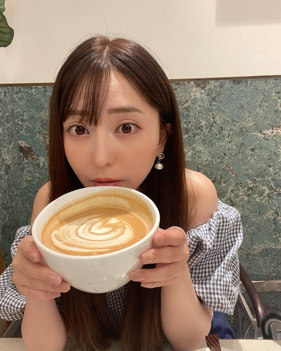 堀尾実咲のインスタグラム：「おっきいカフェラテ飲んだよ☕️  #fashion #cordinate #calnamur #cafe #cafestagram #カフェ巡り #カフェ部 #カフェ活 #表参道カフェ #ファッション #コーディネート #カルナムール #藤田ニコル #めろふく」