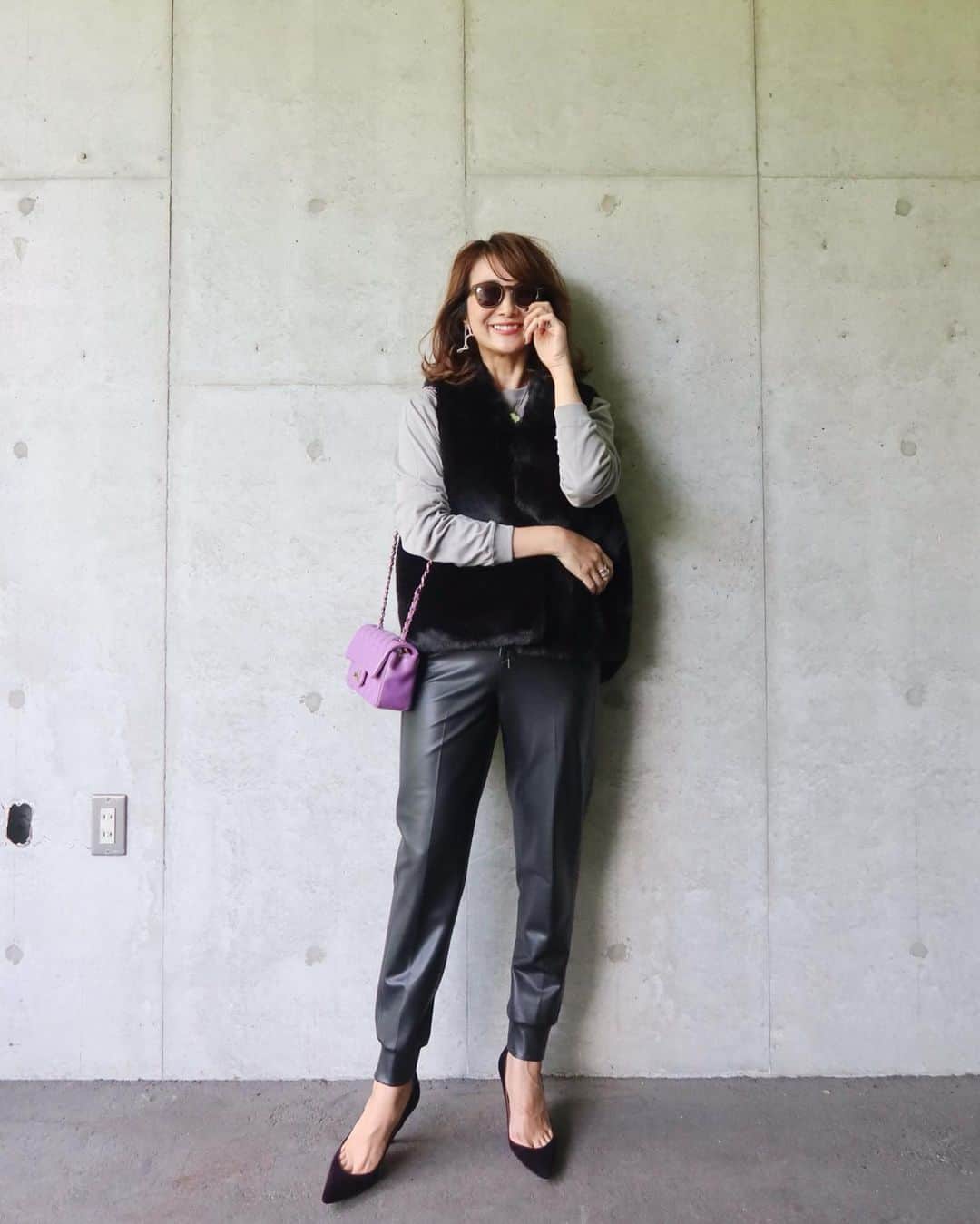 Mai Wakimizuのインスタグラム：「秋になると着たくなるのがblackコーデ♡まさにこんな感じでハンサムさのあるカジュアルスタイルがしっくり。もうどれも可愛過ぎて全部お勧め！笑 とりあえずジレとパンツは定番blackをゲットしました♡ジレはパーカーの上に着たり冬はコートの上に着たり。正直お値段も可愛いので争奪戦です♡笑 gilet&tops&pants:#linkable @linkable_official(今週8日〜予約販売予定) #wakkinstyle#ootd#coordinate」