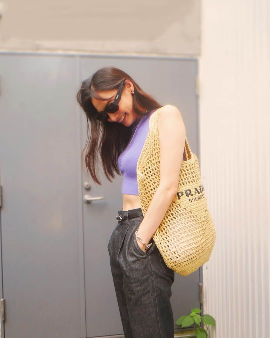 のインスタグラム：「#今日の絢服  💜🖤💜 まだまだ暑いですね🫠  👜&🕶 @prada   🎽 @zara」