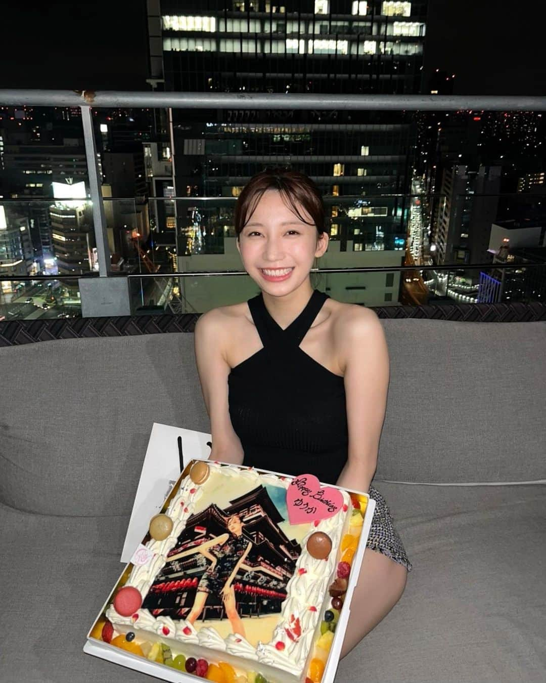 小倉優香のインスタグラム：「今日で24歳になりました！  前日はお友達がお祝いしてくれて、 当日はわんちゃんも泊まれるホテルに連れて行ってもらいました。 りりの幸せな顔が1番のプレゼントだったよ🥹🐶  ここ数年で1番楽しい誕生日 ありがとう❤️  応援してくれる皆さまこれからも末長くよろしくお願いします✨  そうだ！少し前に完全にシンガポールから帰国しています👌  #誕生日  #小倉ゆうか」