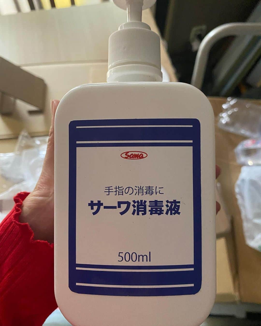 仁村紗和のインスタグラム：「「あなたのブツが、ここに」  このドラマの美術部さんのユーモアのあるセンスがとっても好きで、とんでもなく細かいのです。 朝ドラで使っていたものだとか色々あるのですが。  個人的にグッときてしまった消毒液。 「お月さん」の入り口に置いています。  こういう愛を感じながら日々過ごしてました。  あと好きなのは「ゴッリゴリさん」  見逃し配信はNHKプラスで！ 今なら全話見れるようですよ🤔  本日から第3週です。 よろしくお願いします！  #あなブツ #あなたのブツがここに」
