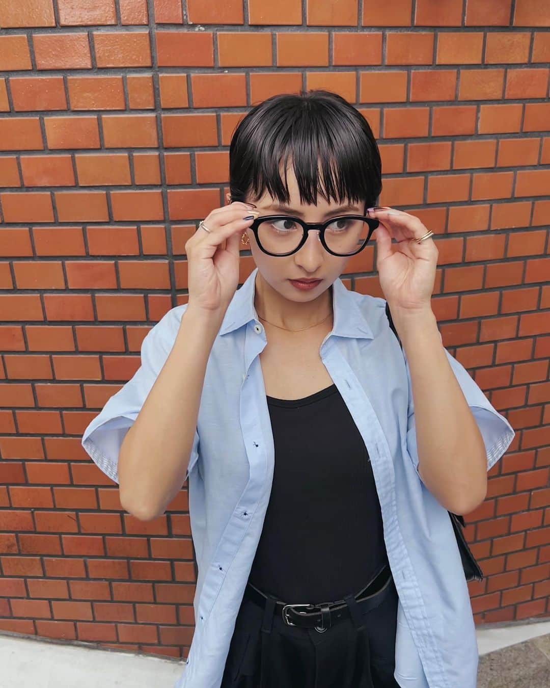 のインスタグラム：「👓🤎 眼鏡をかけたくなる季節 . #autumn #fall #autumnfashion  #fallfashion  #outfit #ootd #outfitoftheday  #秋服 #秋色 #秋ファッション #julifashion」