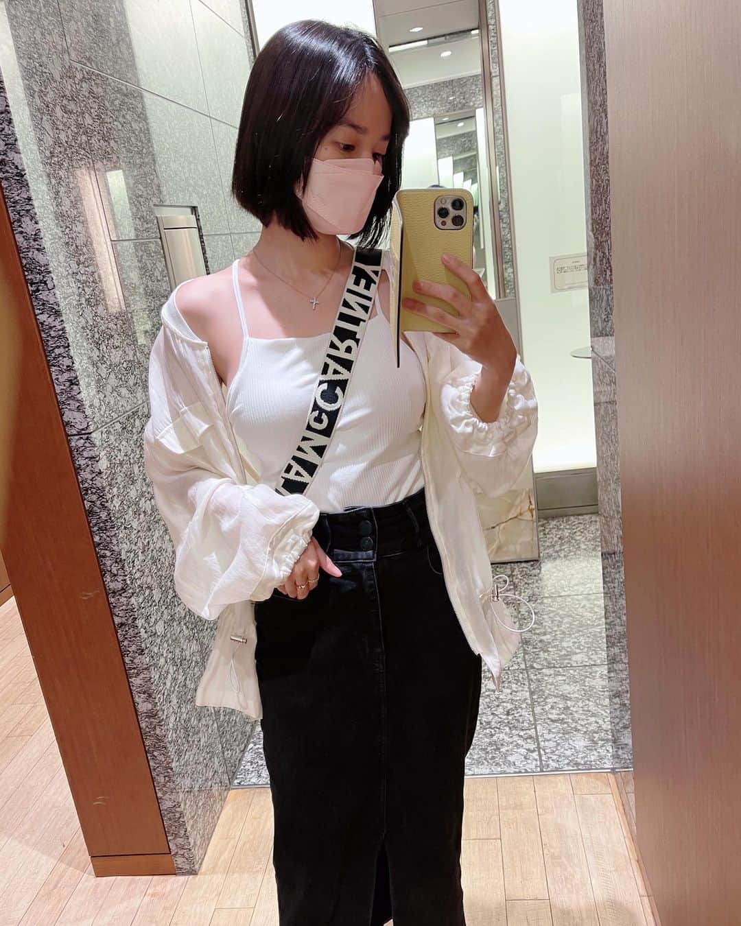 高嶋香帆のインスタグラム：「早くも涼しくなってきて、夏の終わりを感じますね🌞 今年はキャミソール一枚で過ごす楽さに気がつき、ヘビロテしておりましたっ  #ootd #キャミソール #夏服 #コーディネート #タイトスカート #夏の終わり #japanesegirl #followmeplease #ビジョビ」