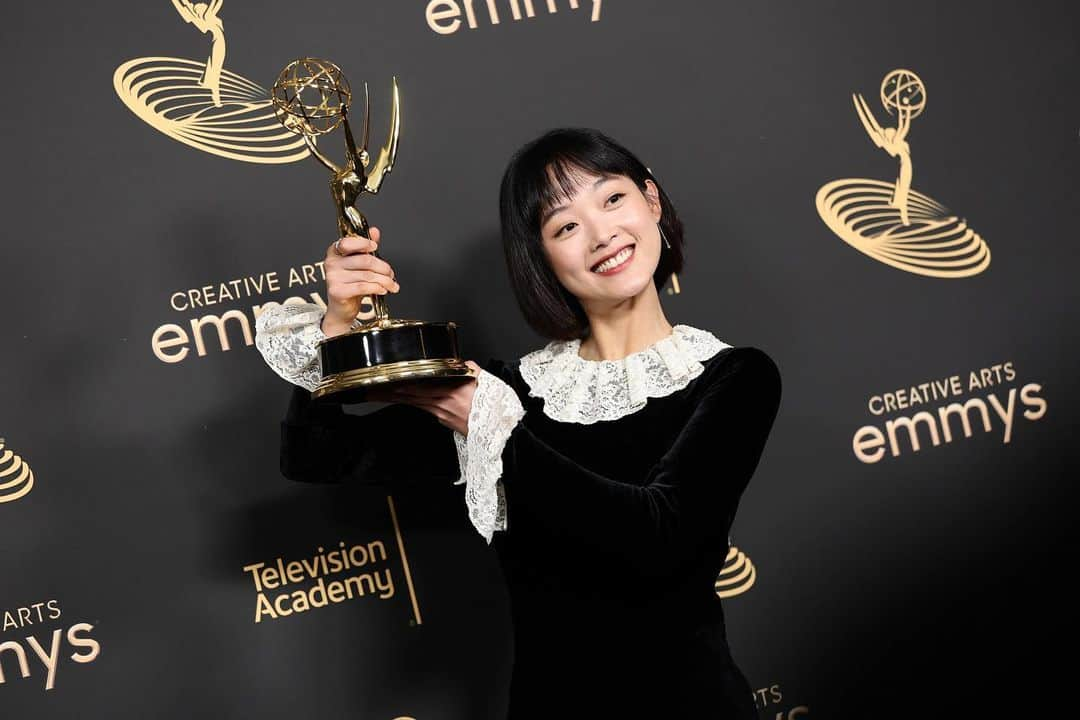 イ・ユミさんのインスタグラム写真 - (イ・ユミInstagram)「이렇게 뜻깊은 상을 주셔서 너무 감사합니다. Television Academy와 황동혁 감독님, '오징어 게임' 함께한 저희 팀들 너무너무 감사하고, 넷플릭스에도 정말 감사드립니다. 지영이를 사랑해 주셔서 감사하고 앞으로도 더욱 열심히 하는 배우 되겠습니다. 그리고 바로 엔터테인먼트 식구들 너무 사랑합니다! 부모님, 동생, 할머니 가족들 너무 사랑합니다. 너무 기분이 좋아요. I'm so happy!」9月5日 12時26分 - leeyoum262