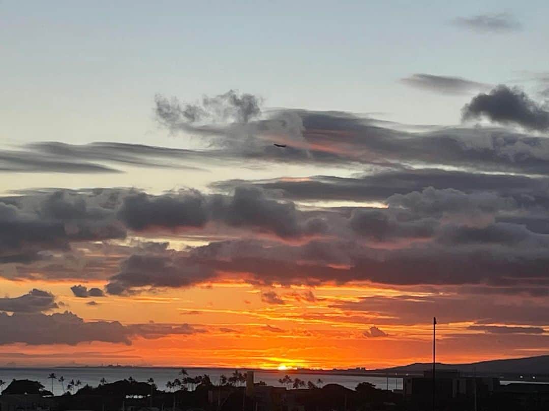 伊東美咲のインスタグラム：「#Hawaii #サンセット #Sunset #ハワイの自然 #癒しの時間  ハワイの日常、マジックアワーは癒しの時間帯です。」