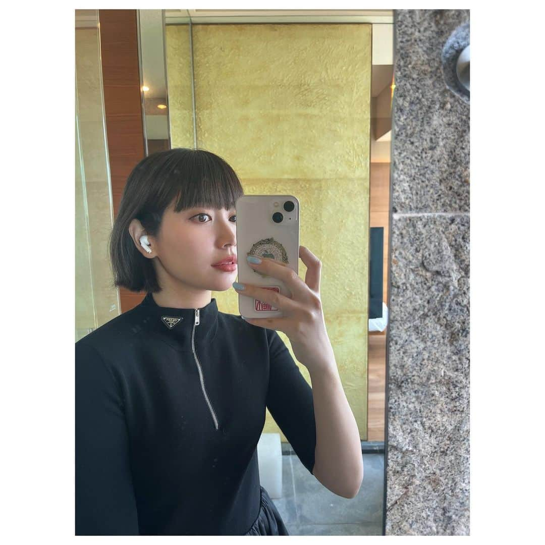 梅村妃奈子のインスタグラム：「. 💇‍♀️🤍 . . . 👗/ @prada」