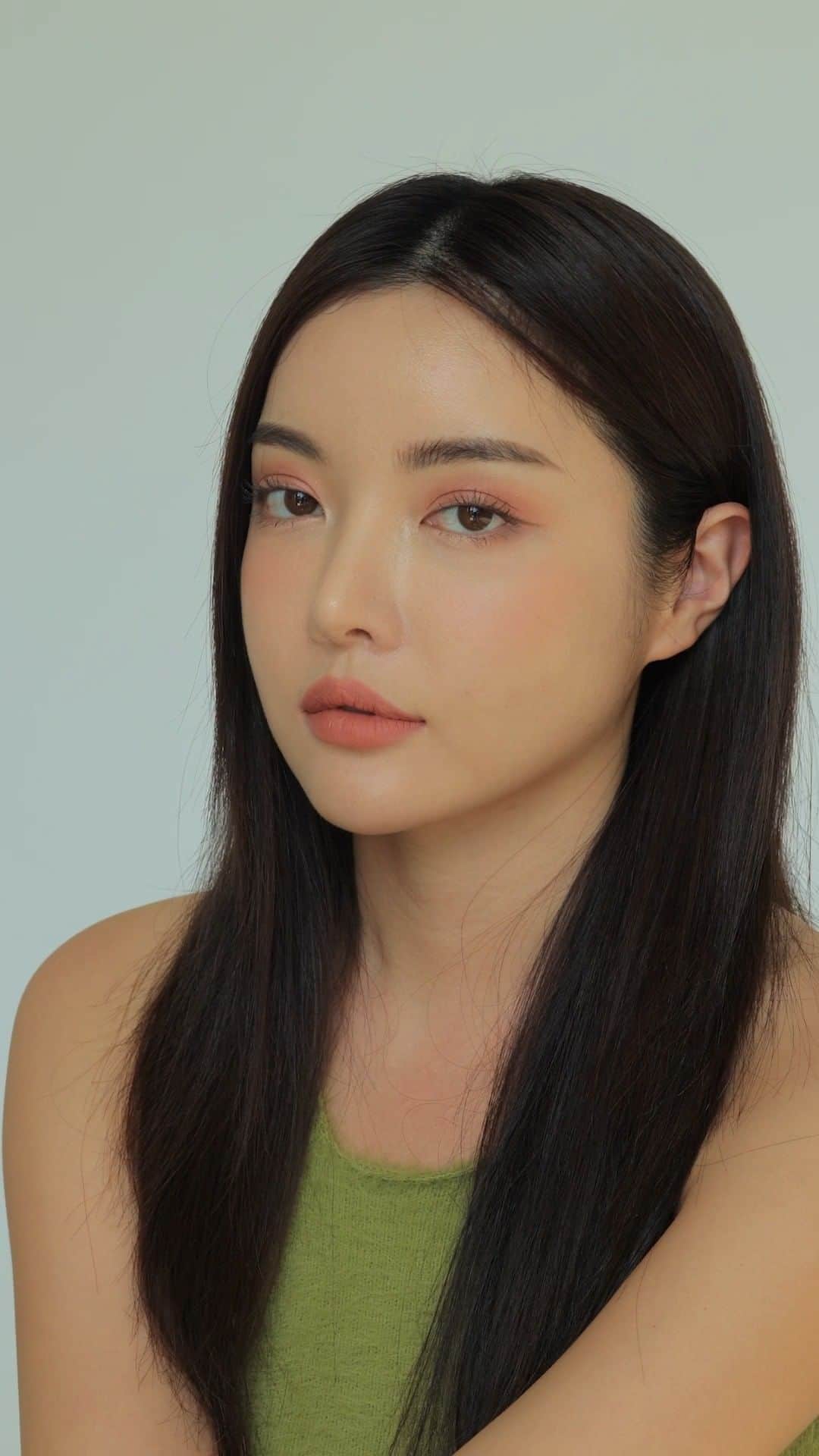 Official STYLENANDAのインスタグラム：「🍂 3CE FALL BRAND WEEK🍂 ⏰ 09.05. 10AM - 09.19. 10AM 📍 Official 3CE Stylenanda Online Store  Get your fall ready with 3CE! Check out the fall makeup recommendation by 3CE makeup artist DADA.  👀: 3CE New Take Eyeshadow Palette # Motion Frame 😳: 3CE New Take Face Blusher # Slide Slowly 💋: 3CE Blurring Liquid Lip # Nude Scene  🍂 3CE 가을 브랜드 위크🍂  ⏰ 09.05. 10AM - 09.19. 10AM 📍 3CE스타일난다 공식 온라인 몰  3CE로 준비하는 가을! 3CE 메이크업 아티스트 DADA가 추천하는 가을 메이크업을 확인해보세요.  - www.stylenanda.com  #3CE #3CEStylenanda #3CE스타일난다 #가을메이크업 #fallmakeup #음영메이크업 #houseof3ce」