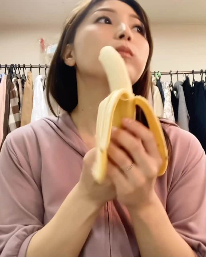 新田恵海のインスタグラム：「本番前のバナナタイム🍌 (事務所の方に高級バナナの差し入れいただきました♡)  T1projectミュージカル「PIANIST」  全公演、無事に走り抜けることができました🎹🥀  また改めてラジオやFCイベントでお話ししますね♪  今日はのんびり台本チェックしながら過ごします🤓  #バナナが好き」