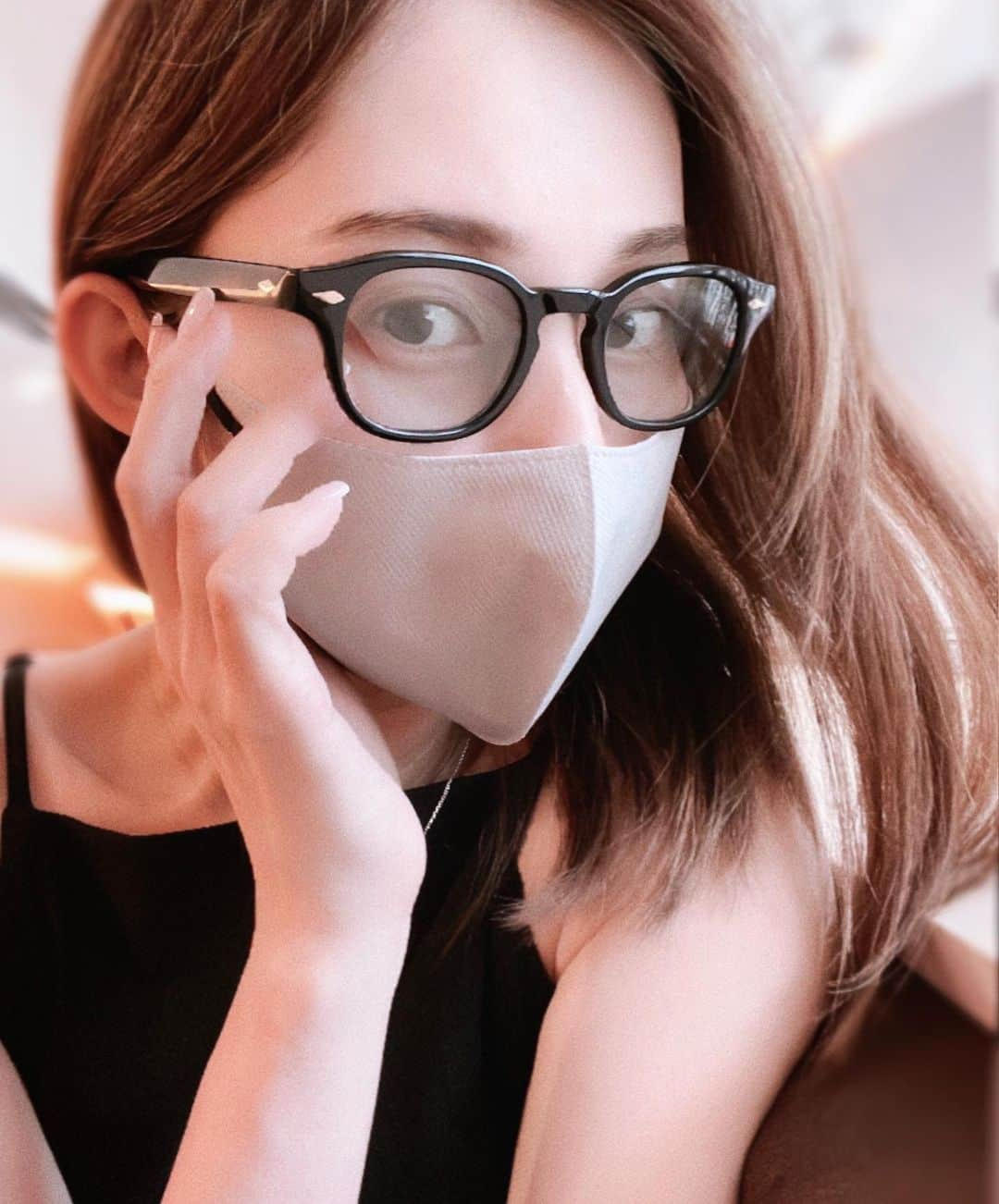 阪井あゆみのインスタグラム：「愛用のアイウェアブランド @nochinooptical   コンセプトがとても素敵で　 "満月ではなく満月のひとつ手前 一人ひとり異なる持ち主によって完成される満月🌕" なんて素敵なんだろう  紫外線下でレンズの色が変わる 調光レンズ。  世界中の眼鏡・サングラスの生産を一手に担う生産地、 福井県鯖江市の熟練の職人さんによる手作りアイウェア🕶  ぴったりフィットしノンストレスです☺️  毎日すっぴんでも 眉毛をぺぺっと描くだけで 小洒落感。 マスクとの相性も良い！！  世界に誇るMade in Japan. こんな素敵な眼鏡に出会えて 素直に嬉しく思います☺️  #nochinooptical @nochinooptical  #uvcut #調光レンズ #アイウェア#nochino  暑さが戻り、気候の変化があります 体調に気をつけて下さいね🌿✨」