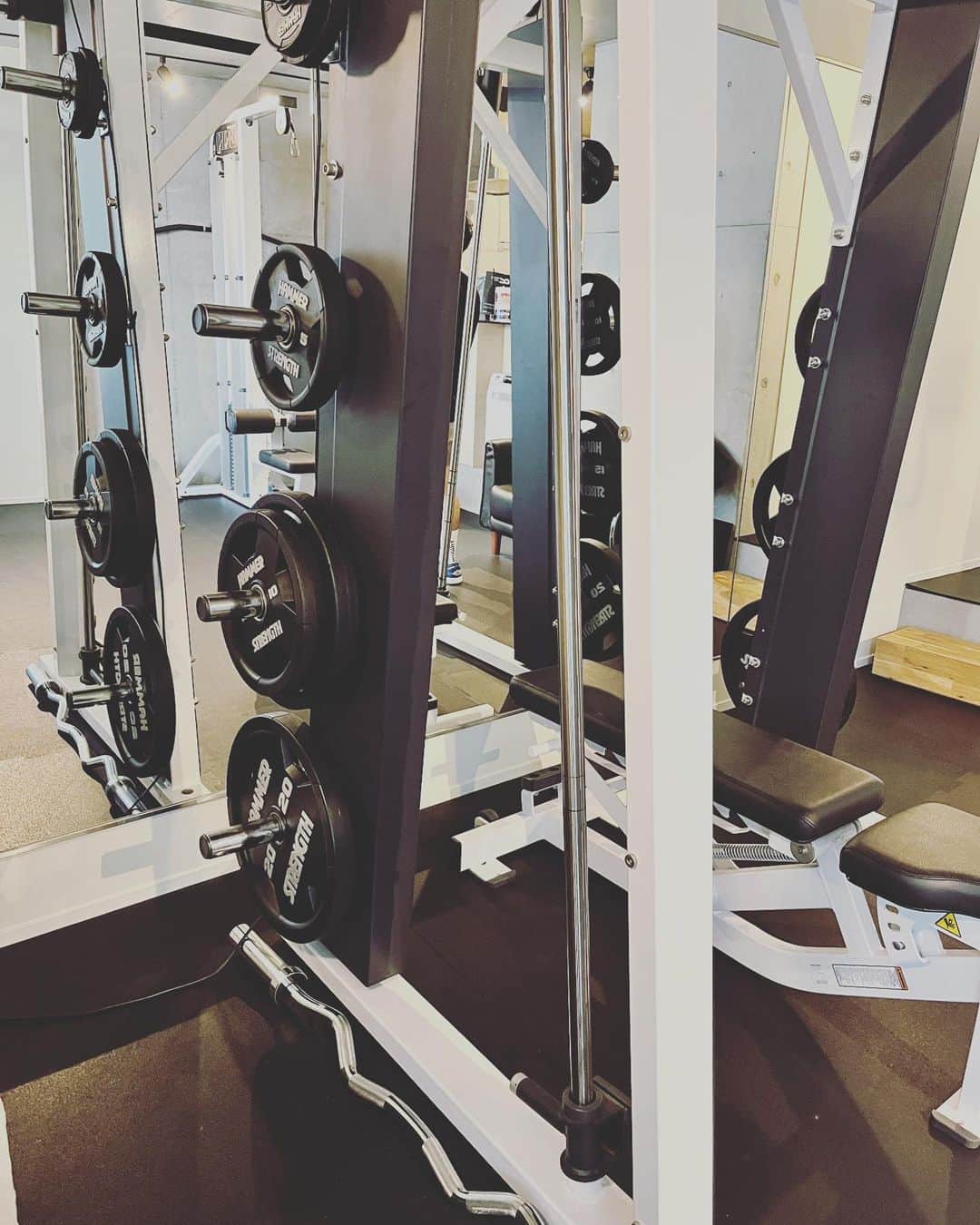 川田裕美のインスタグラム：「運動、再開しました。 2年ほど全くやっていないので、このようなカッコいい器具は使わずに、ストレッチや自重から。 シュッとしたいので、頑張るぞ！という気持ちを込めての投稿でした🏋️‍♀️  #トレーニング　#産後ダイエット」