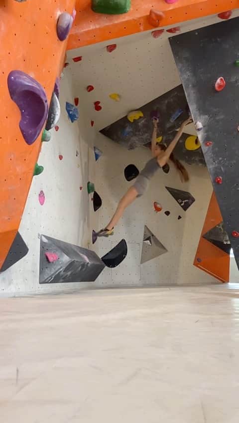 アンジェラ・アイターのインスタグラム：「Take obstacles with flow and drive. Learn from this young girl 👌 • #verleihtflügel @outdoorregionimst @lasportivagram @team_edelrid」