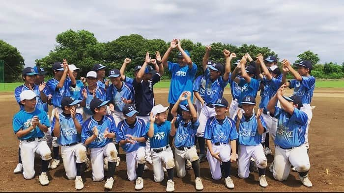 岩隈久志のインスタグラム：「・・・ 青山東京ボーイズを作って４ヶ月が経過しました。  世の中の保護者の方々や野球少年少女たちの叫びを聞いて参入する事を決意し、信頼する野球のプロである仲間たちと、当番やおかしなルールや縛り、怒鳴り声のないチームを作ることは簡単でしたが、この風潮を普通にして普及していく事、こどもの健やかな教育を基本とした野球チームを普及していく事はこんなにも大変なんだなと痛感しています。  プロ野球やメジャーを経験した僕でも大変に感じるので、僕にメッセージをくれた保護者の方々や選手たちはもっと大変だったのだろうなと感じます。  当たり前の事が当たり前ではない中で、一番最初に何かを変えていく事は痛みを伴うかもしれませんが、そこを皆で乗り越えた先に、未来ある野球少年少女たちや保護者の方々が、野球を楽しみながら安心して頑張れる世界が実現すると信じています^_^  しかし何よりも保護者の皆さんが「このチームに入れて過ごす日々は最高の宝物です」と口々に言ってくれること、野球を辞めようとしていたり、昔は野球に行く日が苦痛だった子たちが、今、青山東京ボーイズでの野球が楽しくて仕方ないと言ってくれることで、僕たちの目指す道は正解だったんだと感じることができ、幸せです^_^  一年生が多い中で早くも接戦を繰り広げたり、勝てたり、勝てる可能性を見出せるまとまりが見えてきた事もおまけとして嬉しいです！  これからも「選手ファースト」のチームを作っていきたいと思います^_^  野球を教える天才である広橋監督はじめ、有能で人間性豊かなコーチ陣に感謝し、前進していきます^_^！！  #青山東京ボーイズ ボーイズ #選手ファースト #全ては未来ある野球少年少女のために」