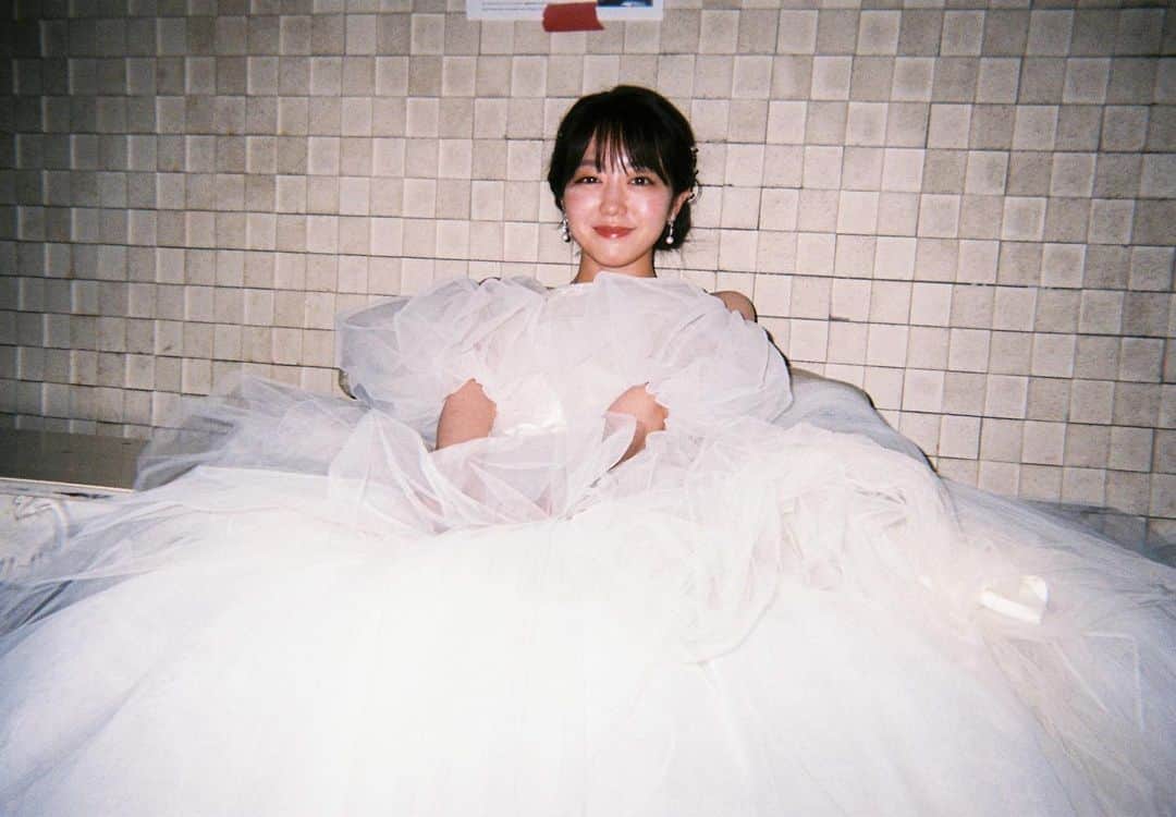 峯岸みなみのインスタグラム：「スタイルブック発売〜宣伝活動にあたってさまざまな角度からの数々の惚気とも取れる発言、大変失礼致しました（笑）  色々なところで話題にしていただき、想像以上に本に対する反響もいただき、私もこの本に関わってくださったスタッフの皆さんも大変喜んでいます。本当にありがとうございます。  そろそろ自重しようとは思っているんですが、インスタはやっぱり横の3枚の雰囲気があっていたほうが素敵よね♡ってことで、最後にてつやカメラマンの写真を投稿させてください...📸 引き続き「短所ネガティブ 長所ネガティブ」よろしくお願いします。  ちなみに、パインで白飯いけません🍚」