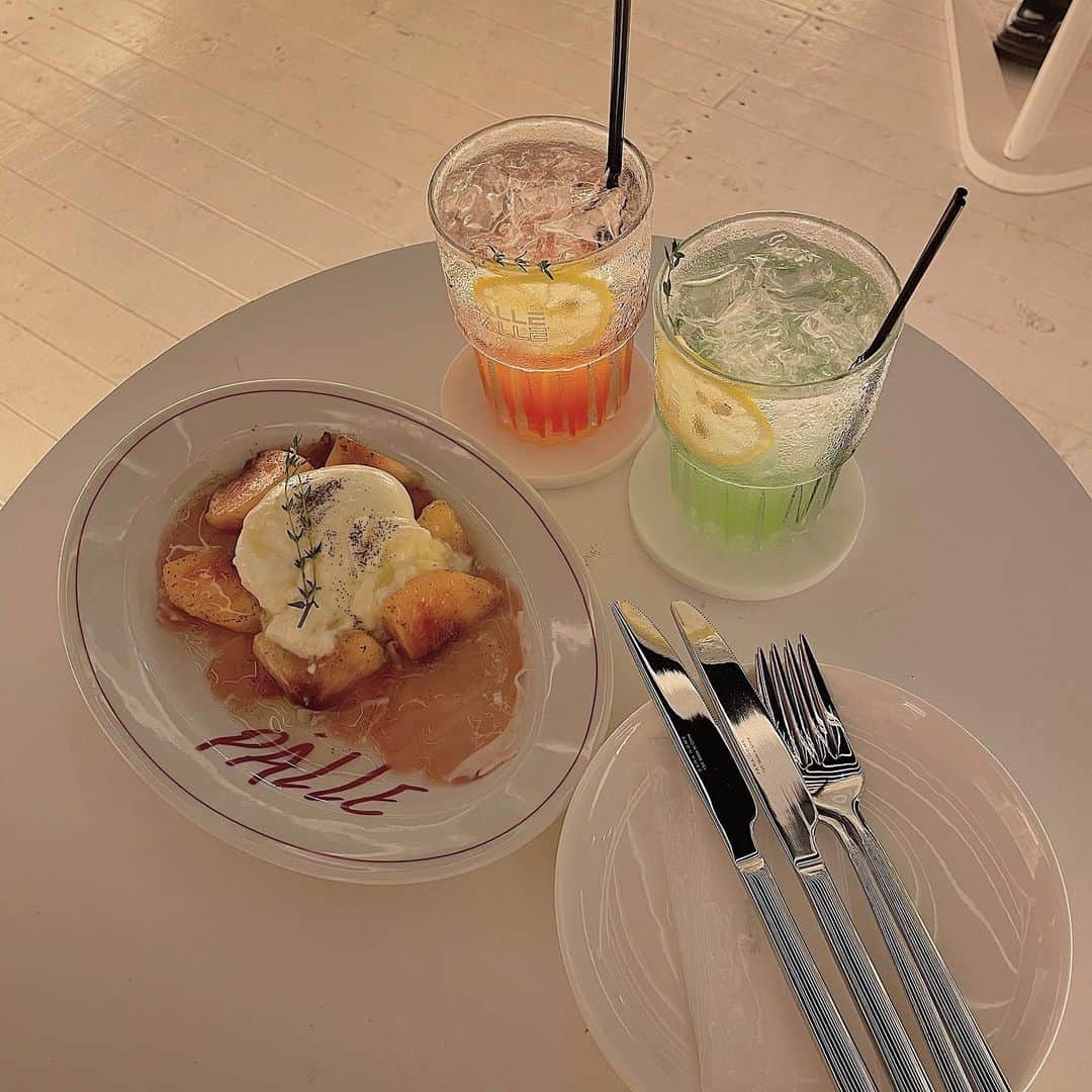 つぐみるんのインスタグラム：「パレ　 新しく新大久保にできたカフェ、 すでに人気で並んだけどかわいいし美味しかった🐥💫 . .」