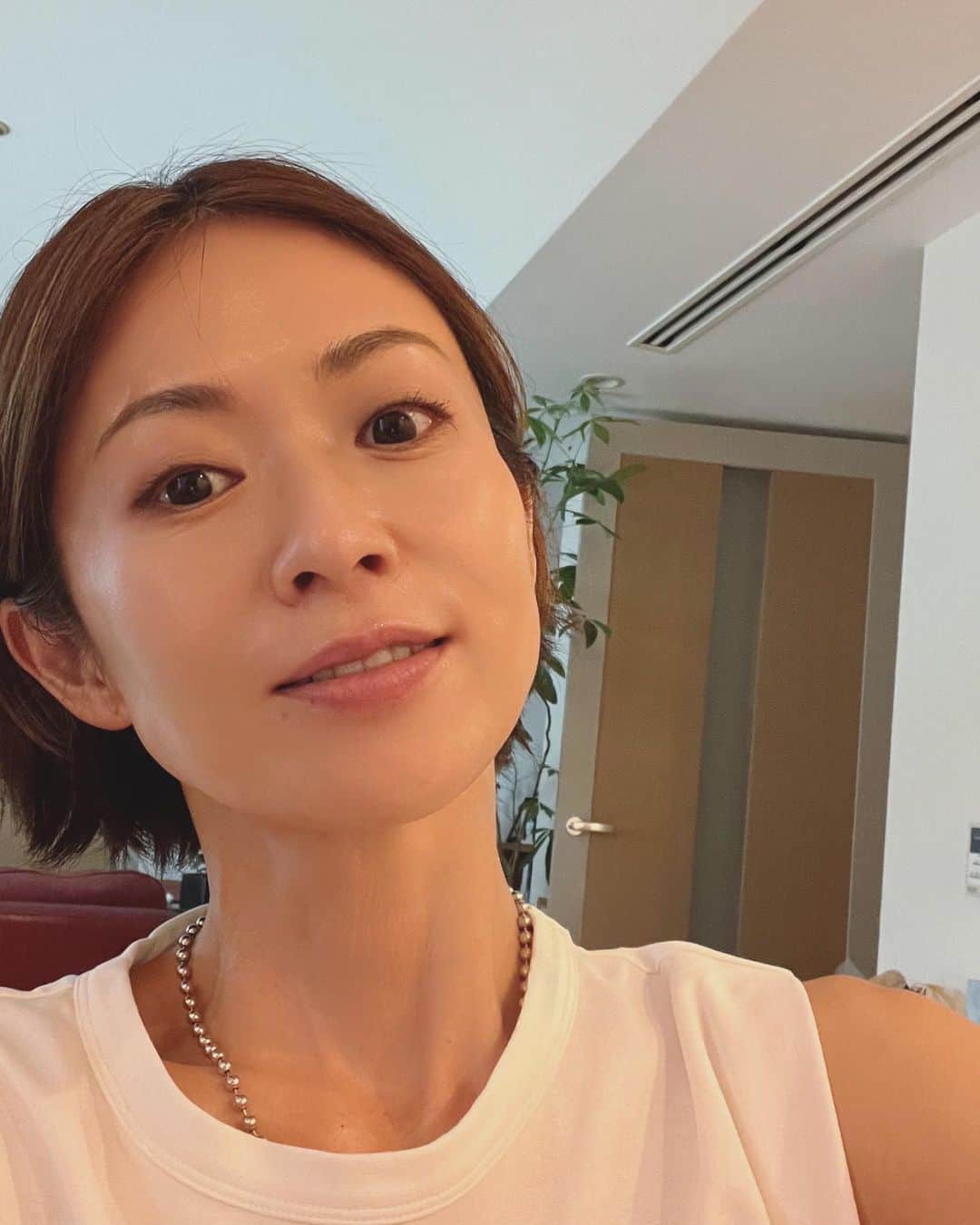 畑野ひろ子のインスタグラム：「2学期が始まると、夕食準備までがあっという間😅 一休みしたし、そろそろ取り掛かろう✊🏻 今夜は、以前ライターさんから教えてもらって以来、我が家ヘビロテメニューの、柚子胡椒生姜焼き👍🏻」