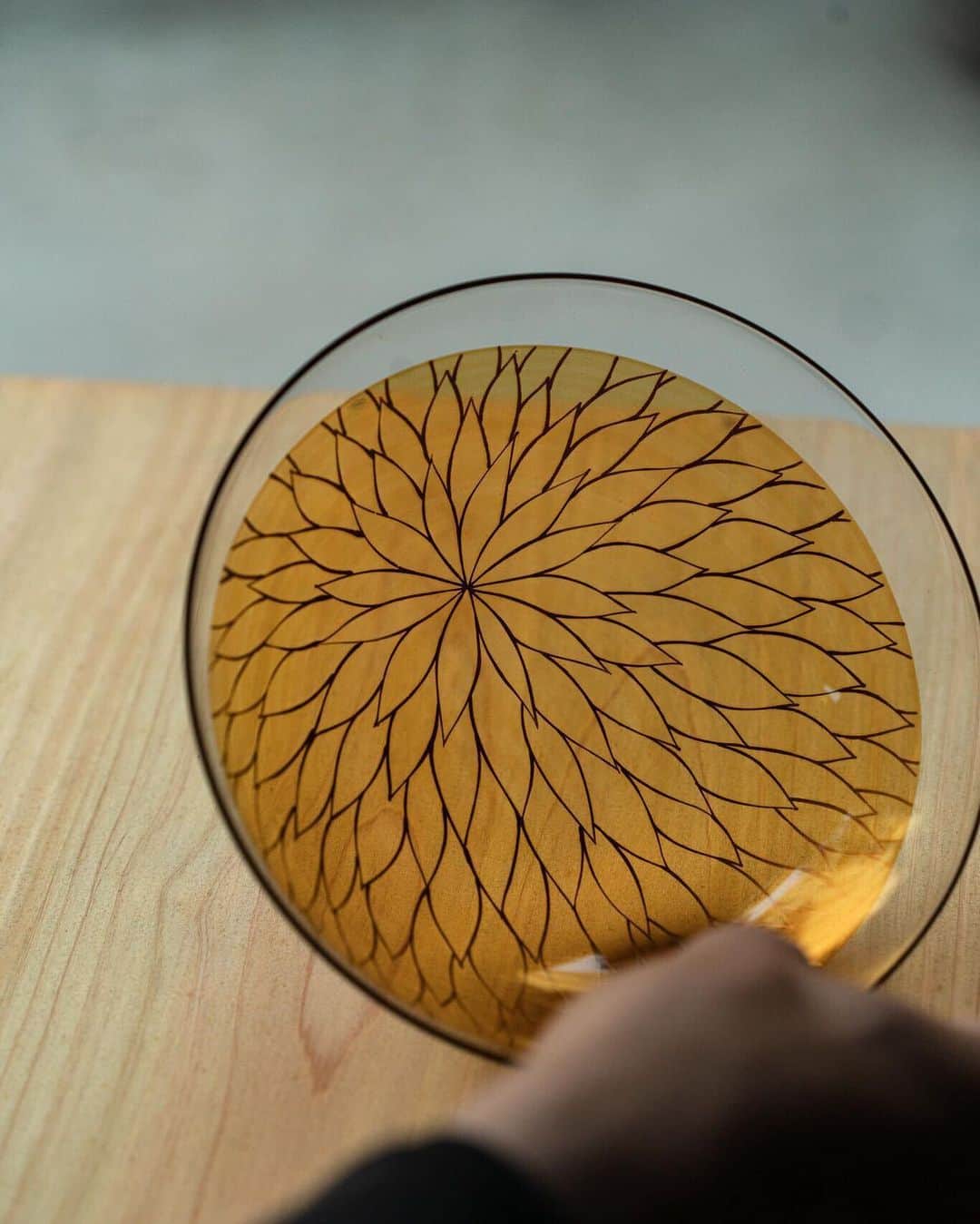 Japanese Craft Mediaのインスタグラム：「ガラスと漆の「共息」。 木製にはない光沢で、食卓を華やかに。」