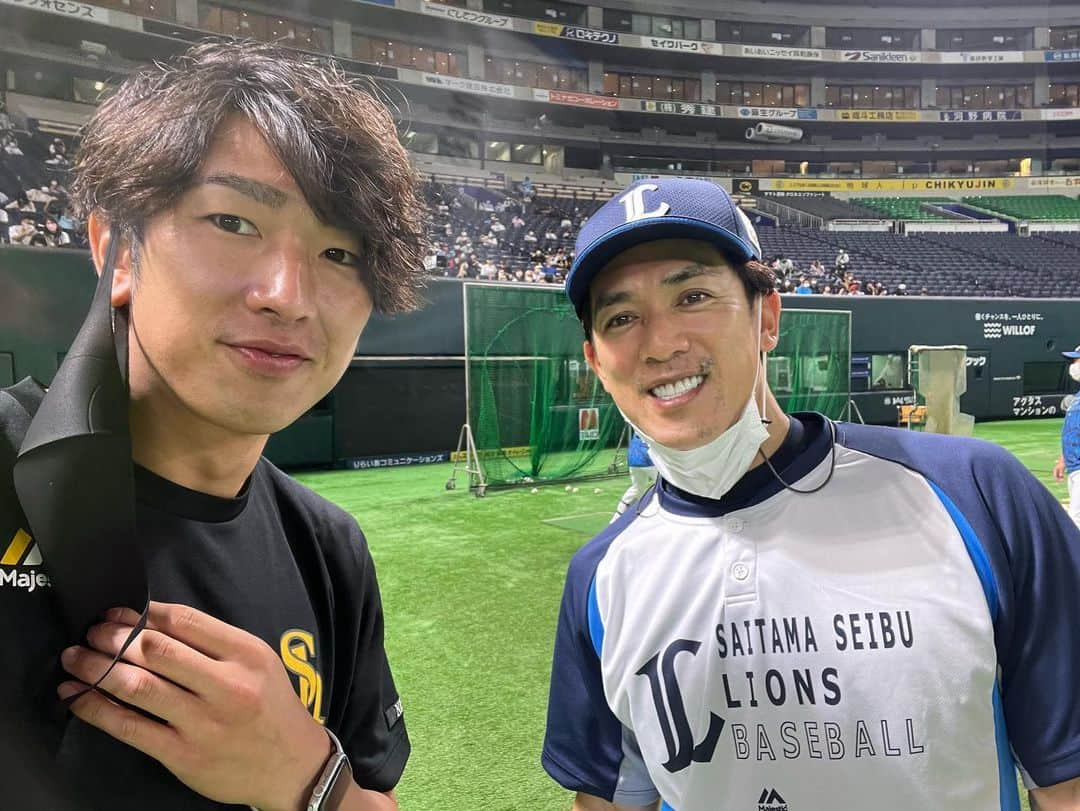 西田哲朗のインスタグラム：「パリーグ優勝争いが熾烈な中、 首位攻防のライオンズ戦は勝ち越すことができました✊  コロナ感染で主力選手が離脱していましたが、#野村大樹 選手、#増田珠 選手、#谷川原健太 選手など、普段スタメン機会の少なかった若手選手が奮闘し、首位キープです。  ここから主力も復帰してくるので、若手、中堅、ベテラン陣の全員の力を合わせて優勝しましょう！ そして我々裏方も全力でバックアップし、ファンの皆様の応援で選手をサポートお願いします✊  そんな中、昨日9/4(日)に31歳の誕生日を迎えました✊🎁  沢山のお言葉、メッセージありがとうございました😊  かつてのチームメイトで師匠の#松井稼頭央 さんにもお言葉をいただきました。ありがとうございます⚾️ ※感染対策をし、写真時だけマスクをとりました。  2.3枚目は#森唯斗 投手(同級生)と西山マネージャーとの写真で、側から見たら水戸黄門(助さん格さん)みたいやったみたいです。 よく西山マネージャーと間違えられるので注意してください🫣 マネージャー🍺ありがとうございました。  4枚目はテリハのBBQ施設です。 コロナ禍で大勢ではできないので、PCR検査をしたあとに後輩のジョーに祝っていただきました！ ※西田BBQこだわります ※ジョーは現役時代から支えてもらった友です！  最後は#石川柊太 (同級生)との投手練習時CBです⚾️ 投手練習(全体休養日)は業務が少なめで選手のお手伝いをできる唯一の日で密かな楽しみです✊⚾️ ※加藤和子さんが撮影してくれてました  終盤戦大事な時期になりますが、絶対優勝しましょう🔥  また広報としてもっともっともっとチームを支えられように日々磨いていきます！🥸 いい一年にできるように頑張ります✊  ※もお9/5になったので「おめでとう㊗️」のコメントはしないでください ↑㊗️絶対喜びます  #西田哲朗 #福岡ソフトバンクホークス#広報 #🤏🤫💕」