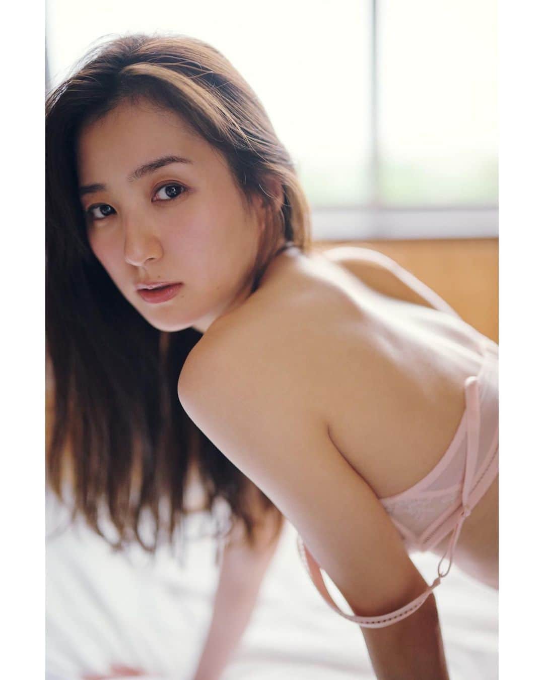 高田里穂さんのインスタグラム写真 - (高田里穂Instagram)「🤍重大告知🤍 10/31(月)に写真集を発売することになりました！！  そして予約も今日から始まったので、 私のプロフィールから ぜひ注文ページに飛んでみてください🧚🏻‍♀️✨  まず、 いつも応援して下さる皆さん 本当に本当に、ありがとう。  そして去年11年ぶりに グラビア復帰の機会を下さった週プレさん。 あれから何度も誌面に登場させて頂き 1年後には写真集も出させて頂けるなんて… 感謝の気持ちでいっぱいです。  今回、集大成になるような一冊にしたくて 撮影シチュエーション、衣裳、写真の構成など 愛のあるスタッフ陣と 妥協をせず、何度も打ち合わせを重ねました。  完全すっぴん姿に、 私服で地元・久留米でも撮影するなど 今の自分、素の自分、綺麗なだけじゃない表情 これまで見せたことのない顔を たっぷりと、魅せました。  大ボリュームの144ページ。 驚きとドキドキを携えて、 沢山の方に見ていただけますように👼🏻🪄  (高田が執筆するエッセイも収録予定なのです)  発売まで楽しみにしていてくださいね♥️  撮影 #熊谷貫 さん 衣裳 #伊井田礼子 さん ヘアメイク #田中陽子 さん  #週刊プレイボーイ #写真集」9月5日 18時00分 - riho__takada