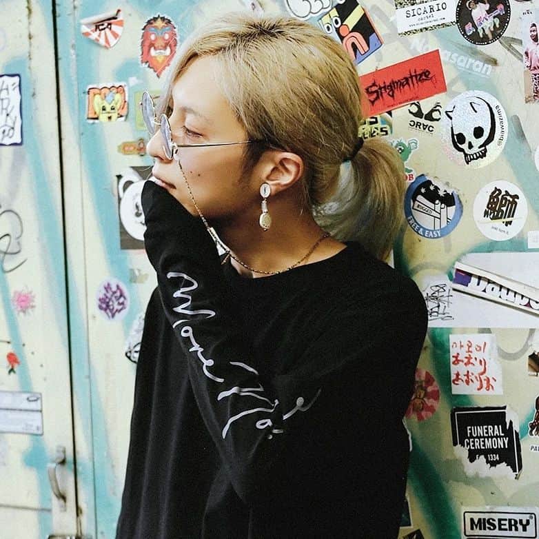 S!N（シン）のインスタグラム：「待ち合わせには先に着くようにするから  #顔が良い   #iws #idontwannasell #fashion #fashionstyle #fashionsnap #fashioninspo #fashionblogger #outfit #outfitoftheday #ootd #korean #koreanfashion #hair #hairstyle #韓国ファッション #韓国コーデ #ストリートファッション #style #streetfashion #공스타그램 #ootd #f4f」